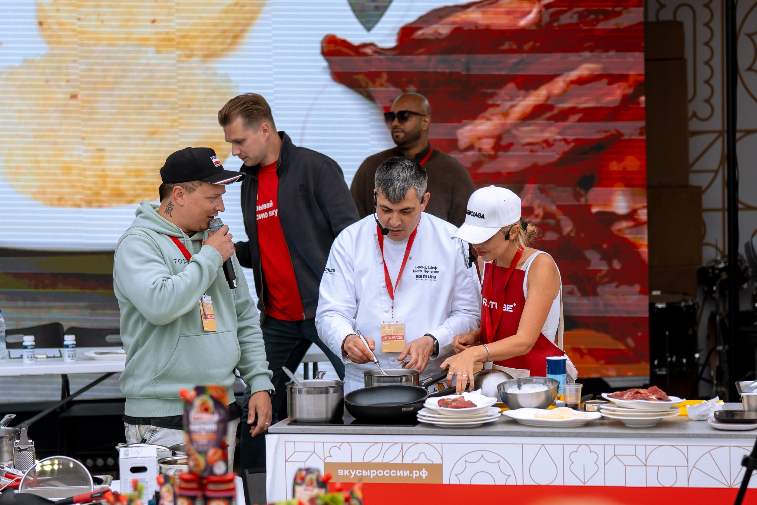 Бисо Чеченов Анна Кведар Блогеры и шеф-повар проводят кулинарный мастер-класс на фестивале «Вкусы России 2025» в Москве на ВДНХ. Репортажная съёмка от казанского фотографа Макса Перса.