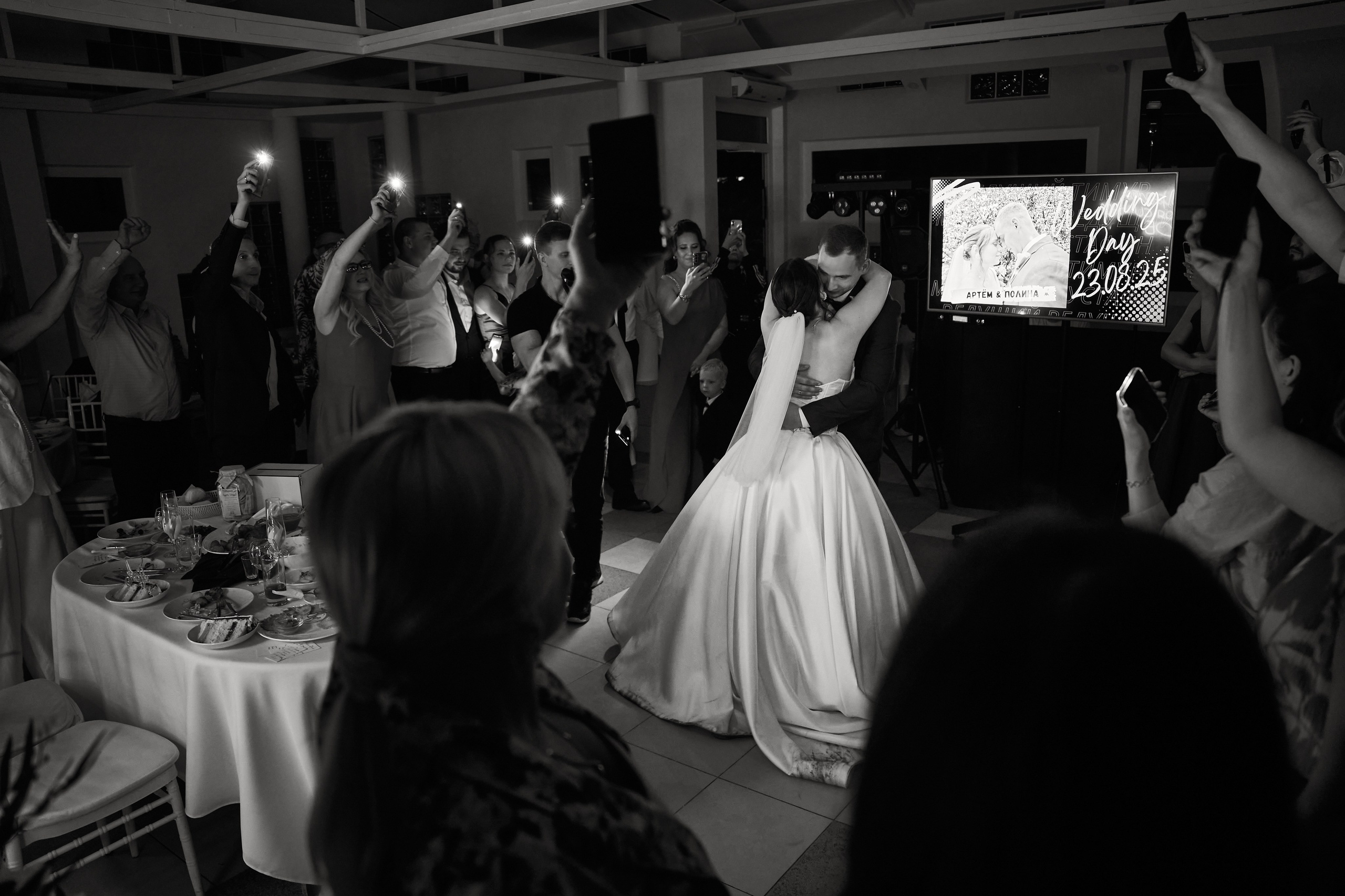 Свадебный банкет. Чёрно-белое.