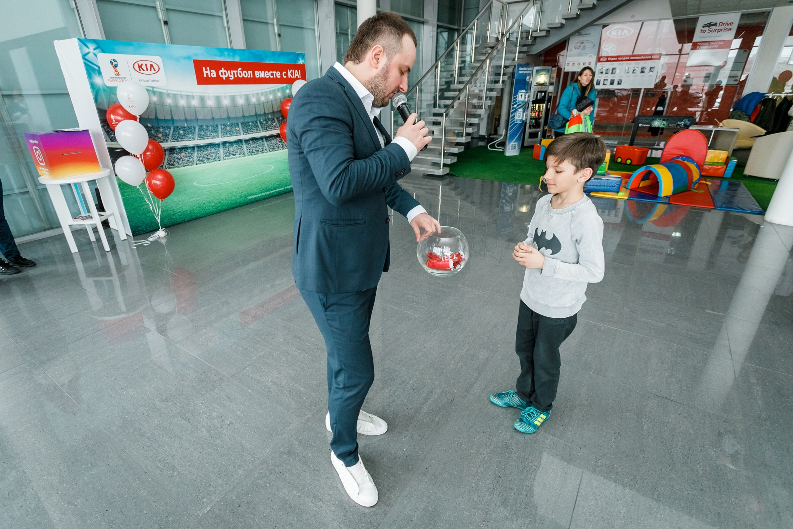 Розыгрыш билетов на ЧМ по футболу FIFA @ Киа Центр. Репортажный фотограф Максим Полянский. Москва, Санкт-Петербург, Красноярск