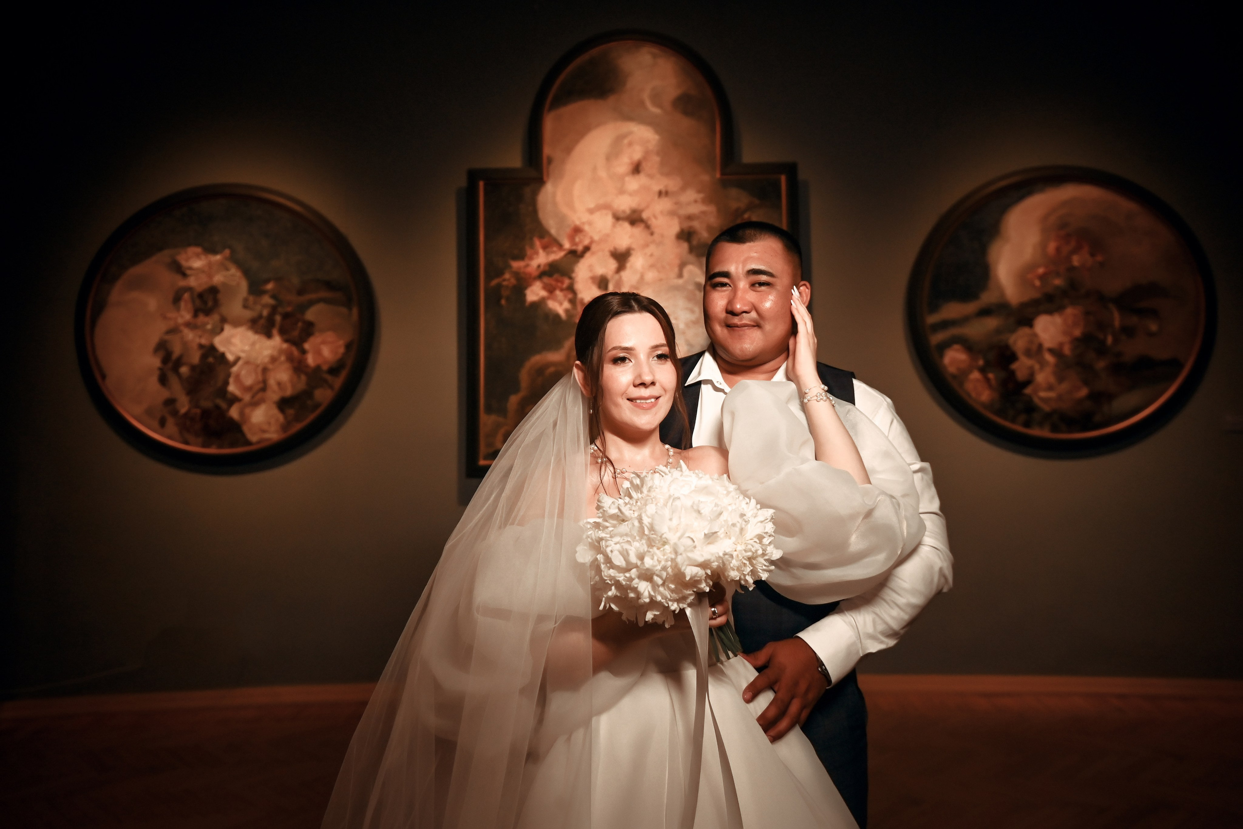 Небольшая свадебная серия в музее и прогулкой под дождем Эльмиры и Ризата. Свадебный, семейный, детский, контент фотограф в Омске Максим Ильин