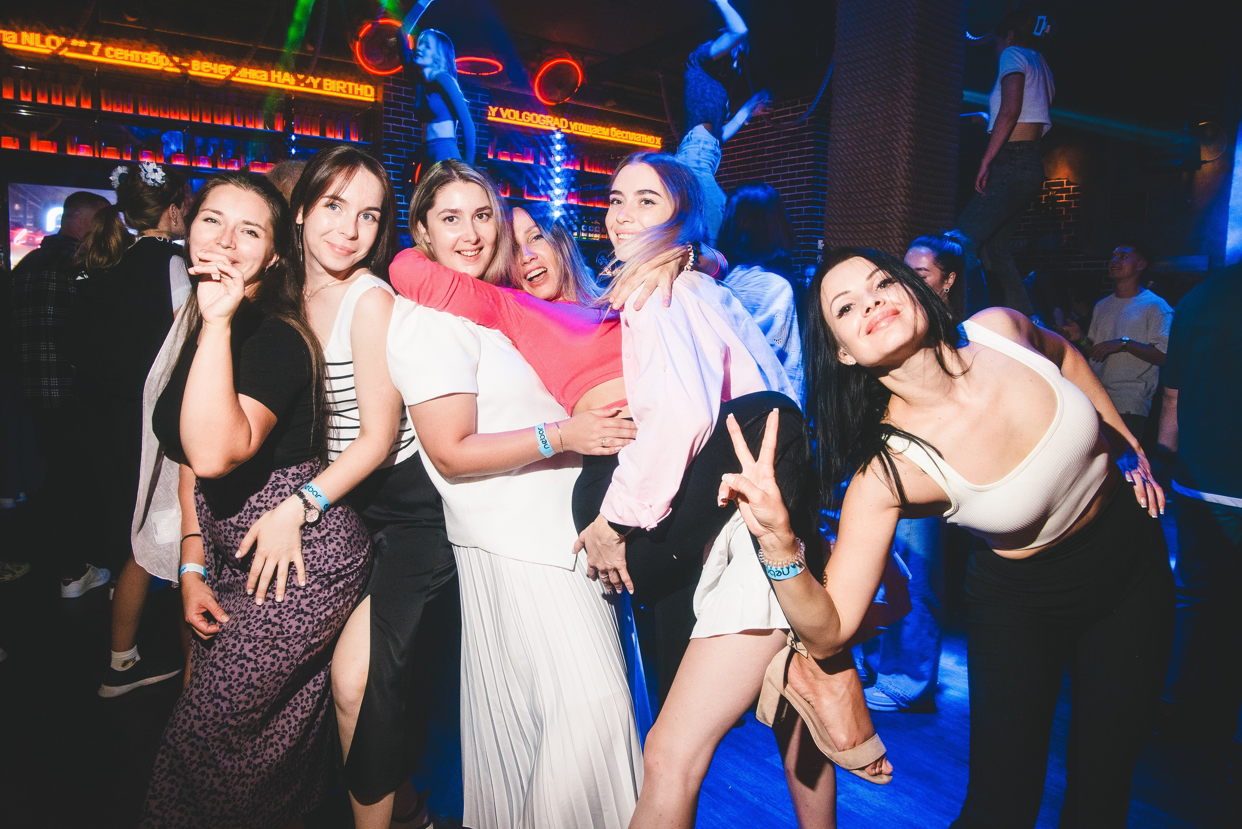 Невеста и её подружки отмечают девичник в НеБар