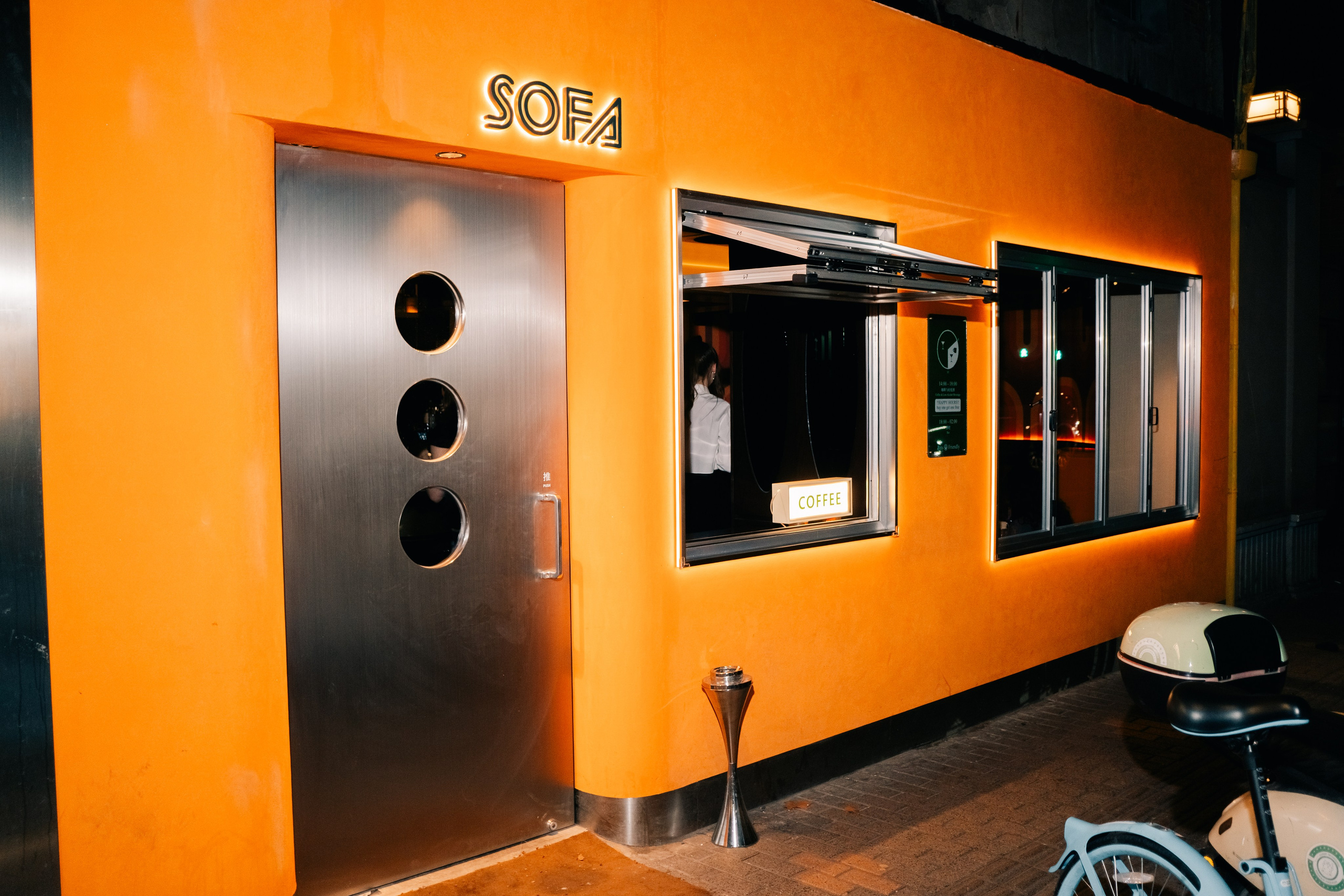 Reportage Party Photography in a Bar | Shanghai