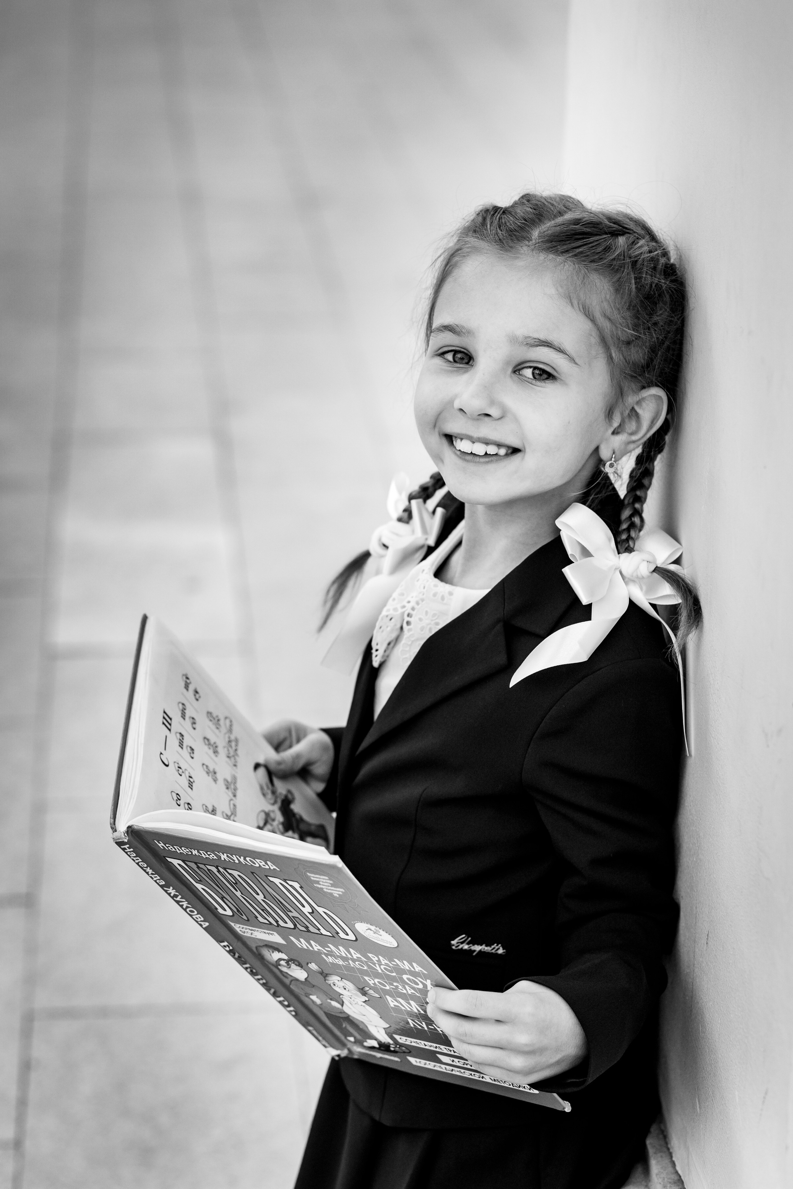 Рома и Белла идут в школу. Фотограф в Оренбурге. Профессиональный фотограф