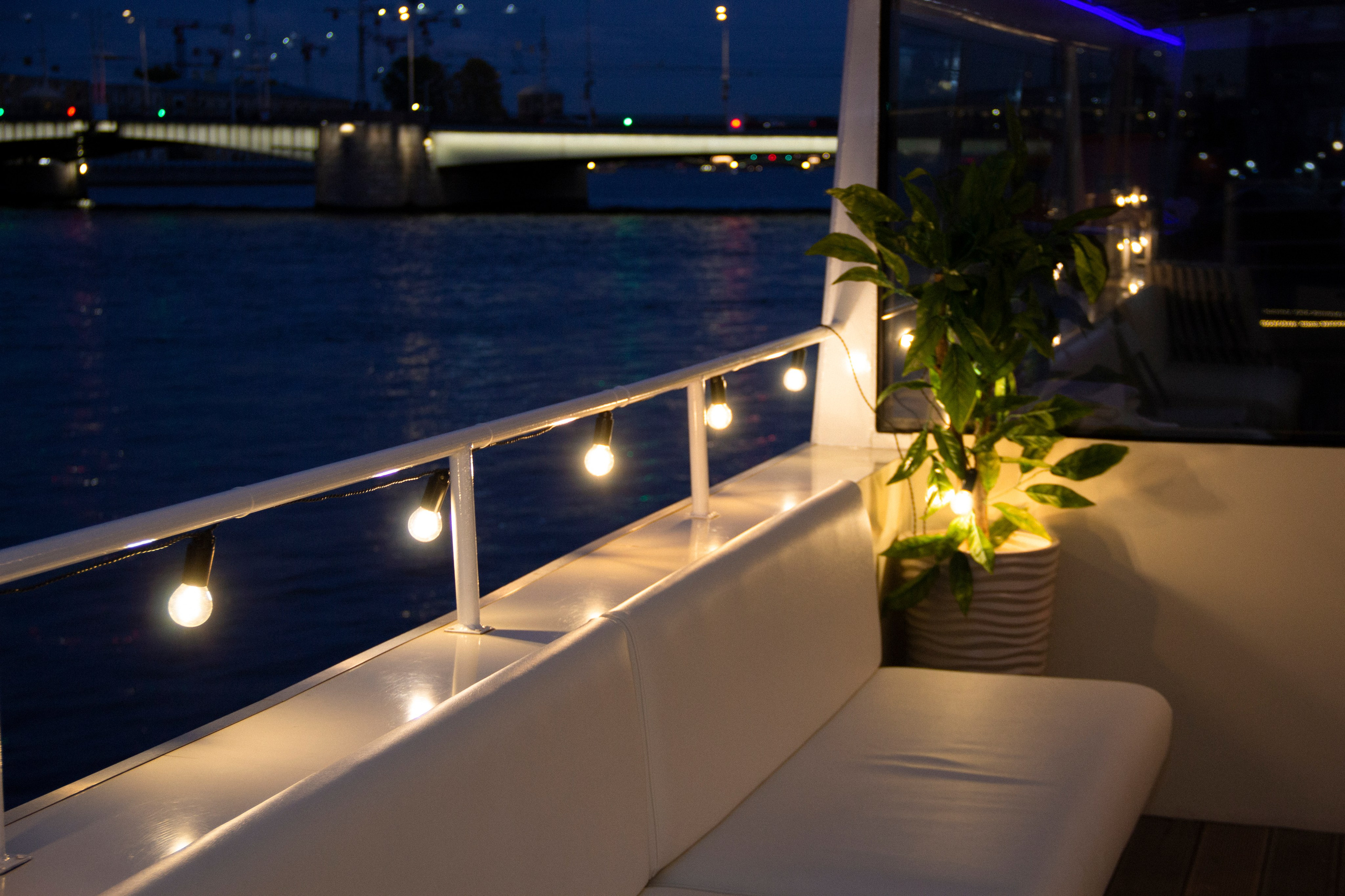 Съемка для сайта аренды катеров в Санкт-Петербурге, подготовка к свадебной прогулке по рекам и каналам. Фотограф в Санкт-Петербурге Смирнова Диана