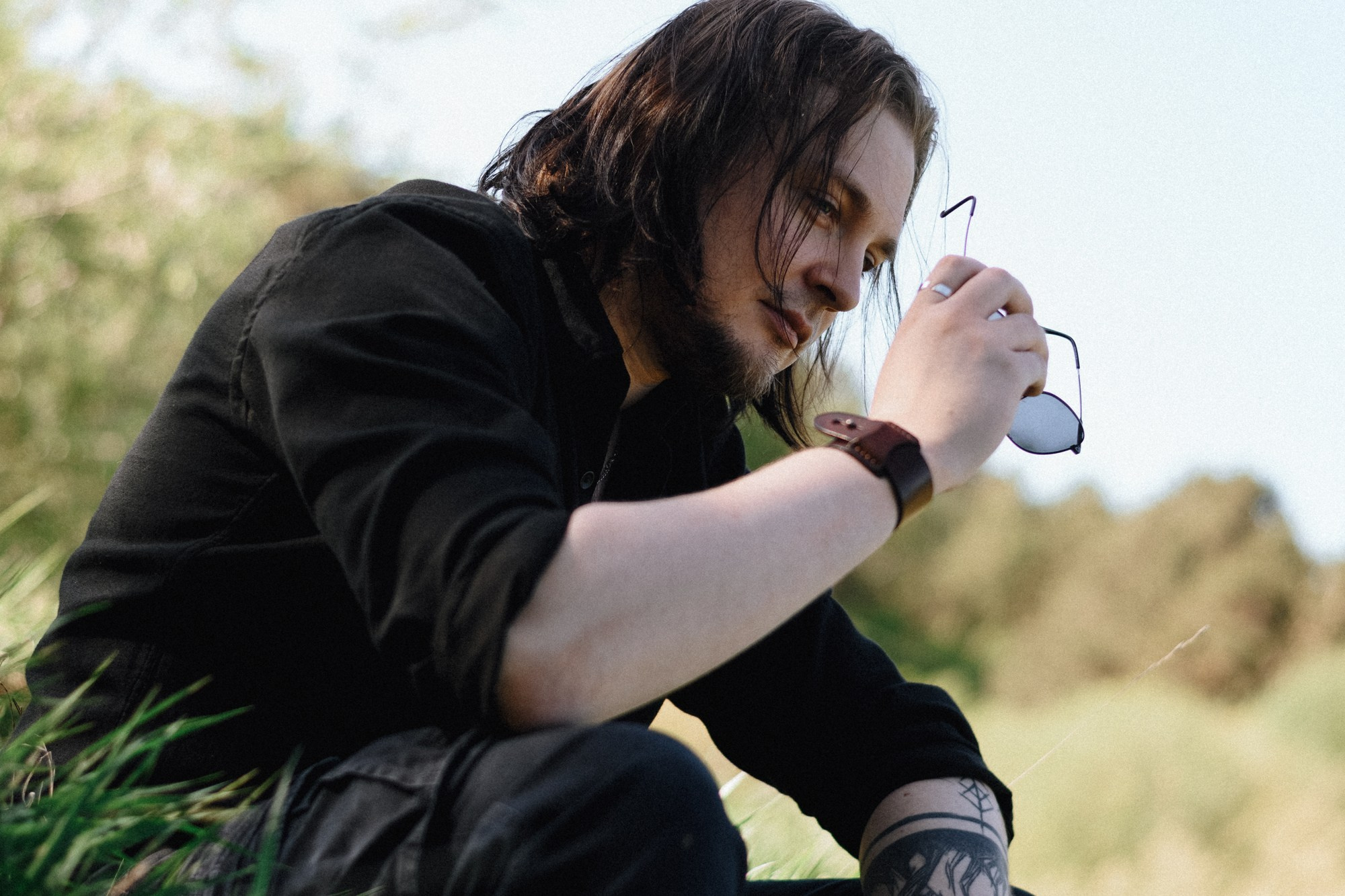 Мужской портрет на природе в Тюмени — Фотограф Дарья Мустафина. Портретный фотограф Тюмень Дарья Мустафина