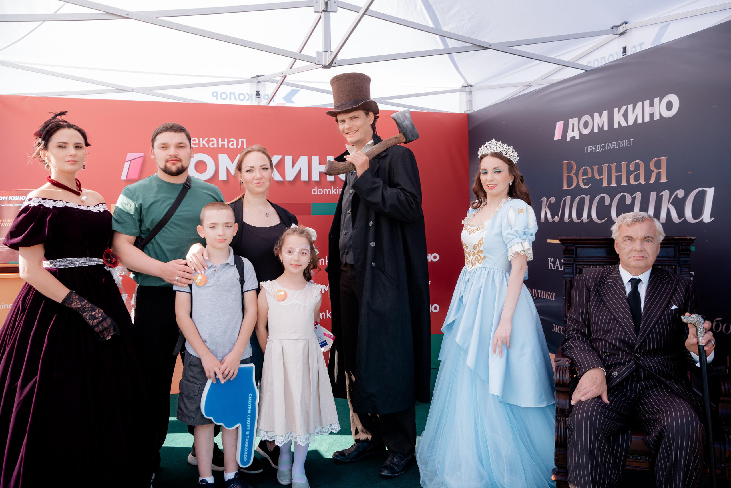 Портретные фото с артистами в палатке Триколор Дом Кинов на день города Волгоград. Фотограф в Волгограде и Волжском Александр Горбань