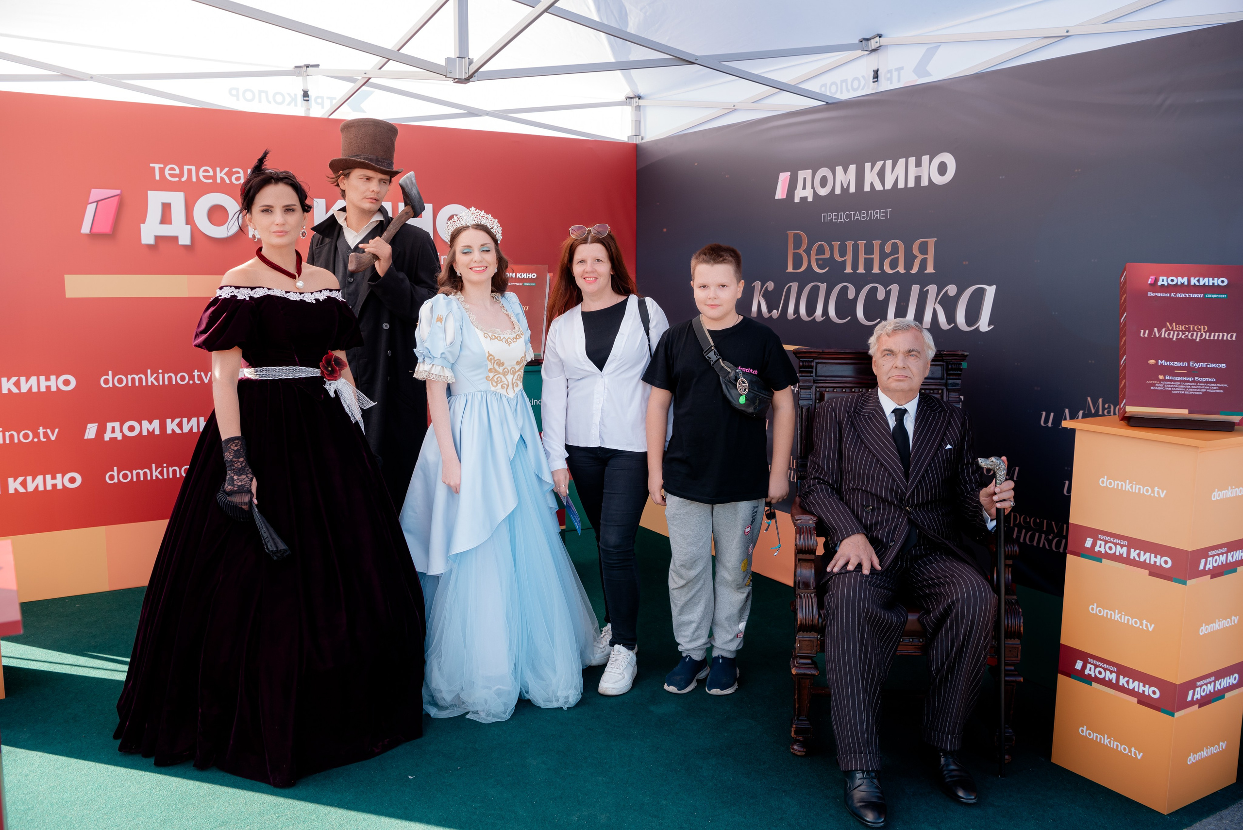 Портретные фото с артистами в палатке Триколор Дом Кинов на день города Волгоград. Фотограф в Волгограде и Волжском Александр Горбань