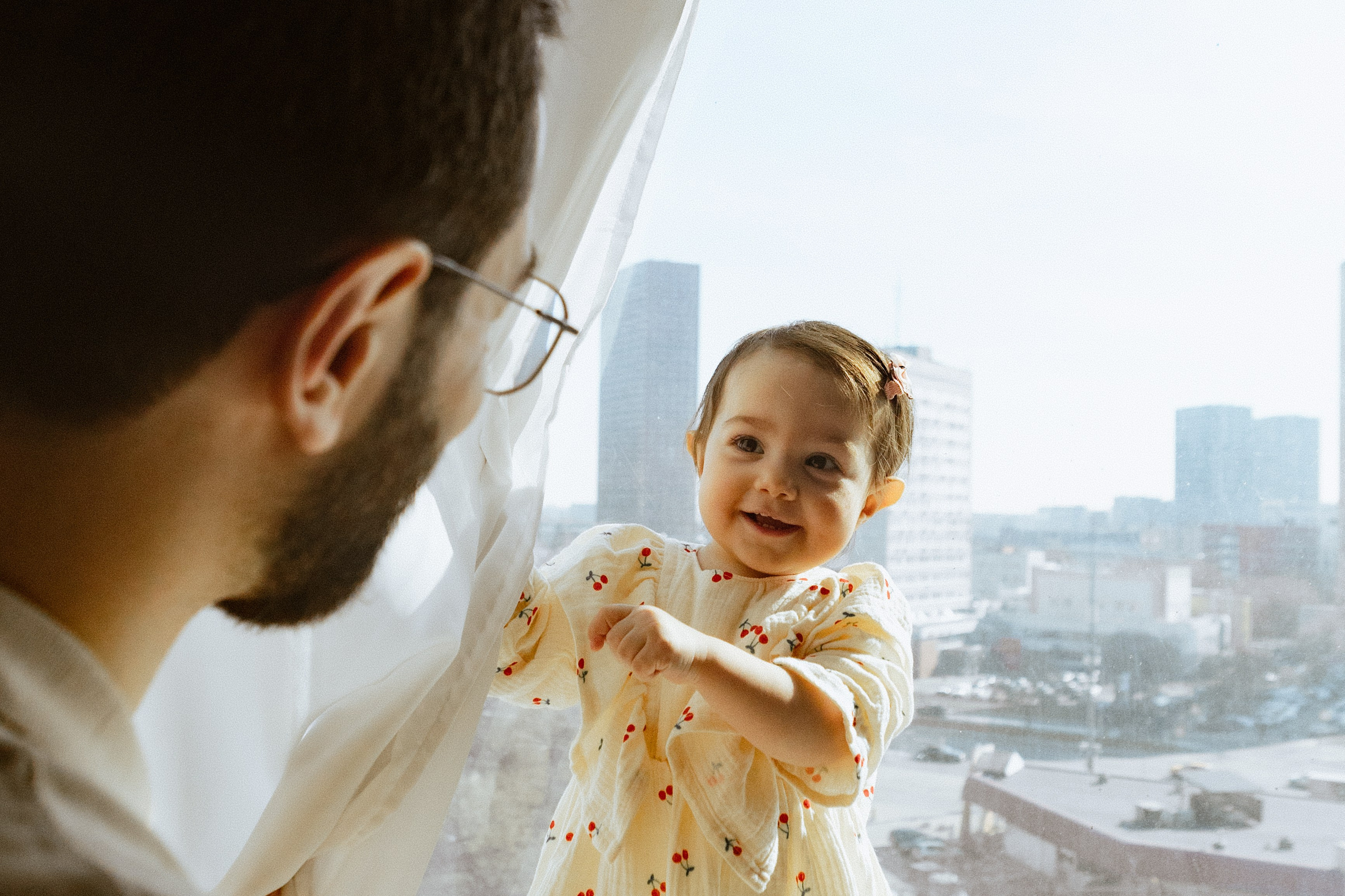нежная семейная фотосессия с годовалой дочкой в студии, фото папы и дочки, семейный фотограф в Москве