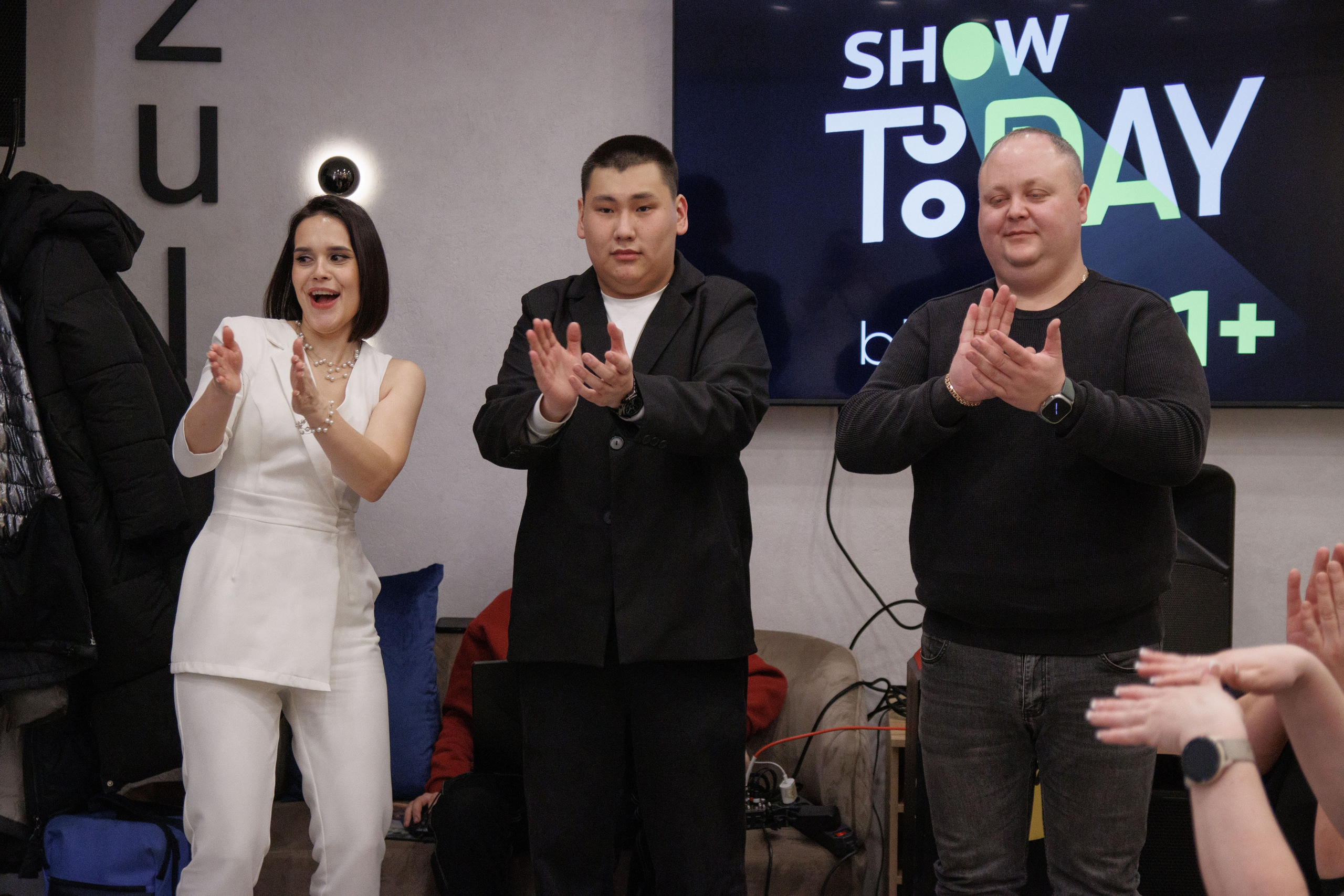 Гости аплодируют участникам праздника на фоне экрана "Show Today".