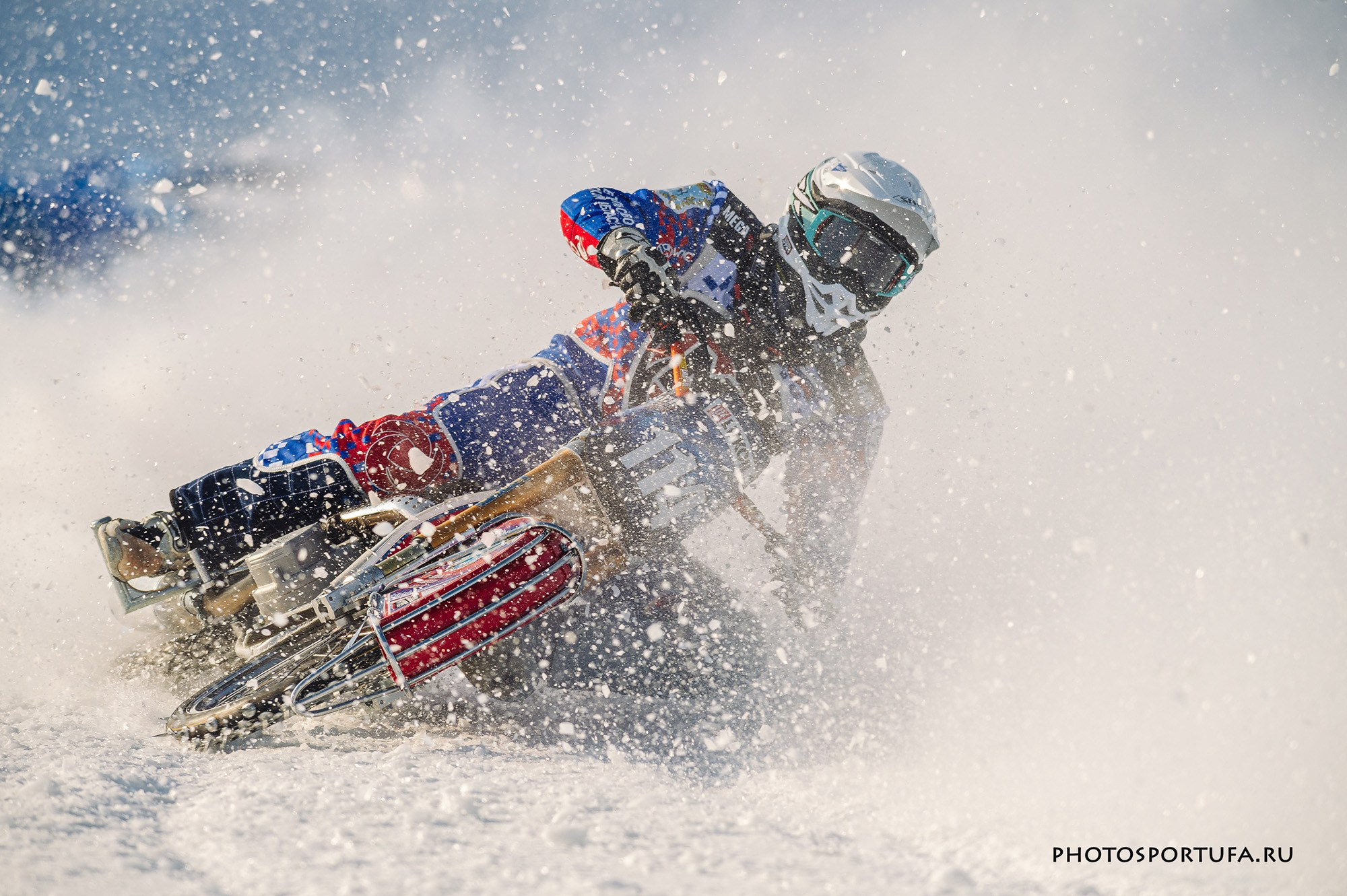 Мотогонку на льду. Спортивный фотограф в Уфе Евгений Буров