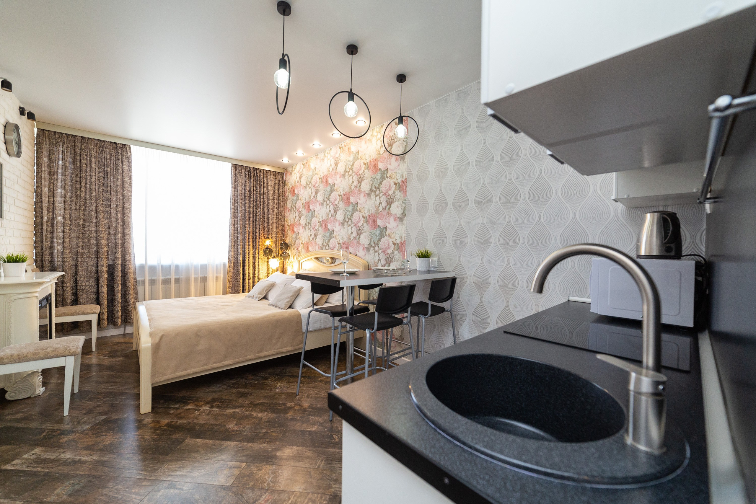 Общий вид квартиры, раковина крупным планом