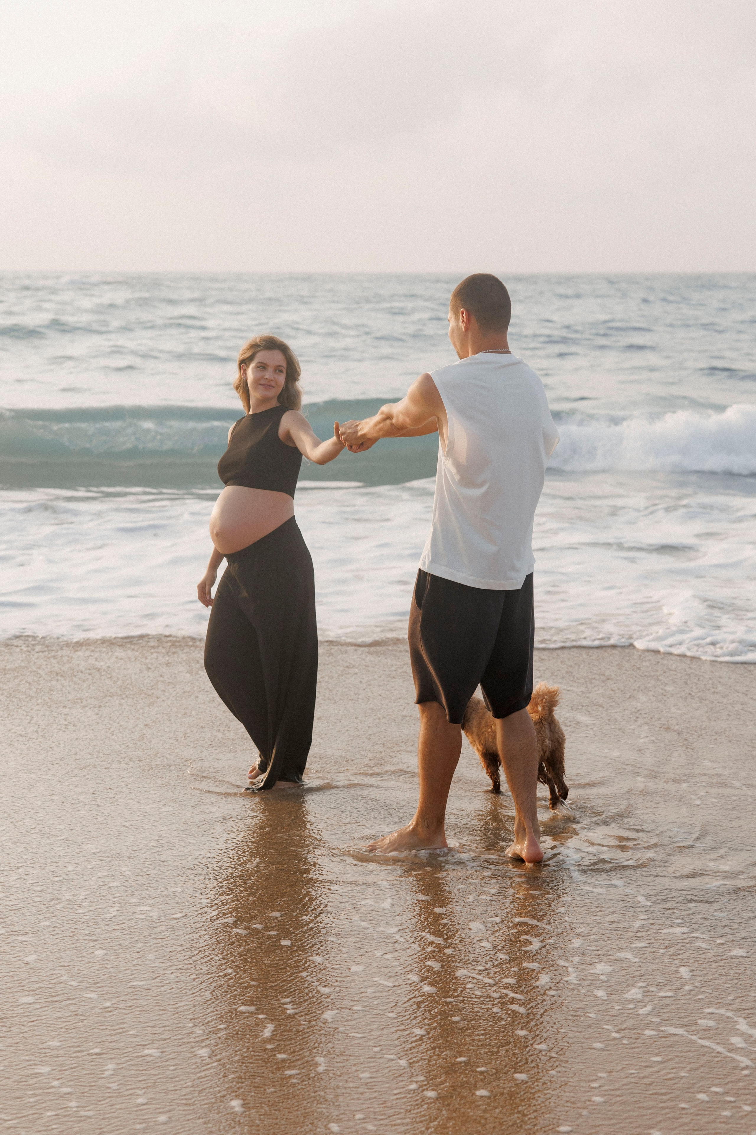 Pregnancy photoshoot near the sea (cloudy weather). Главная