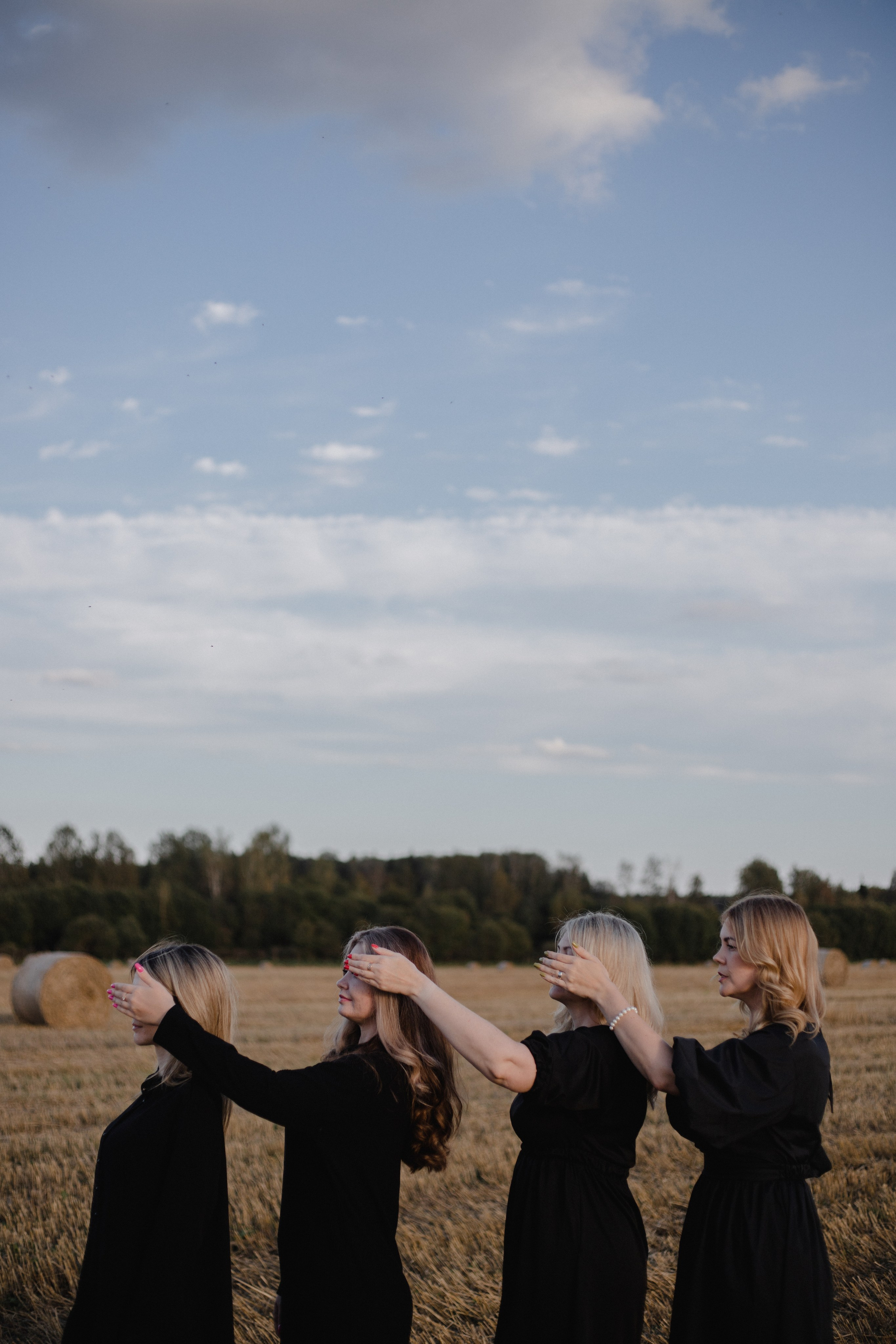 Однажды сестры в поле :)