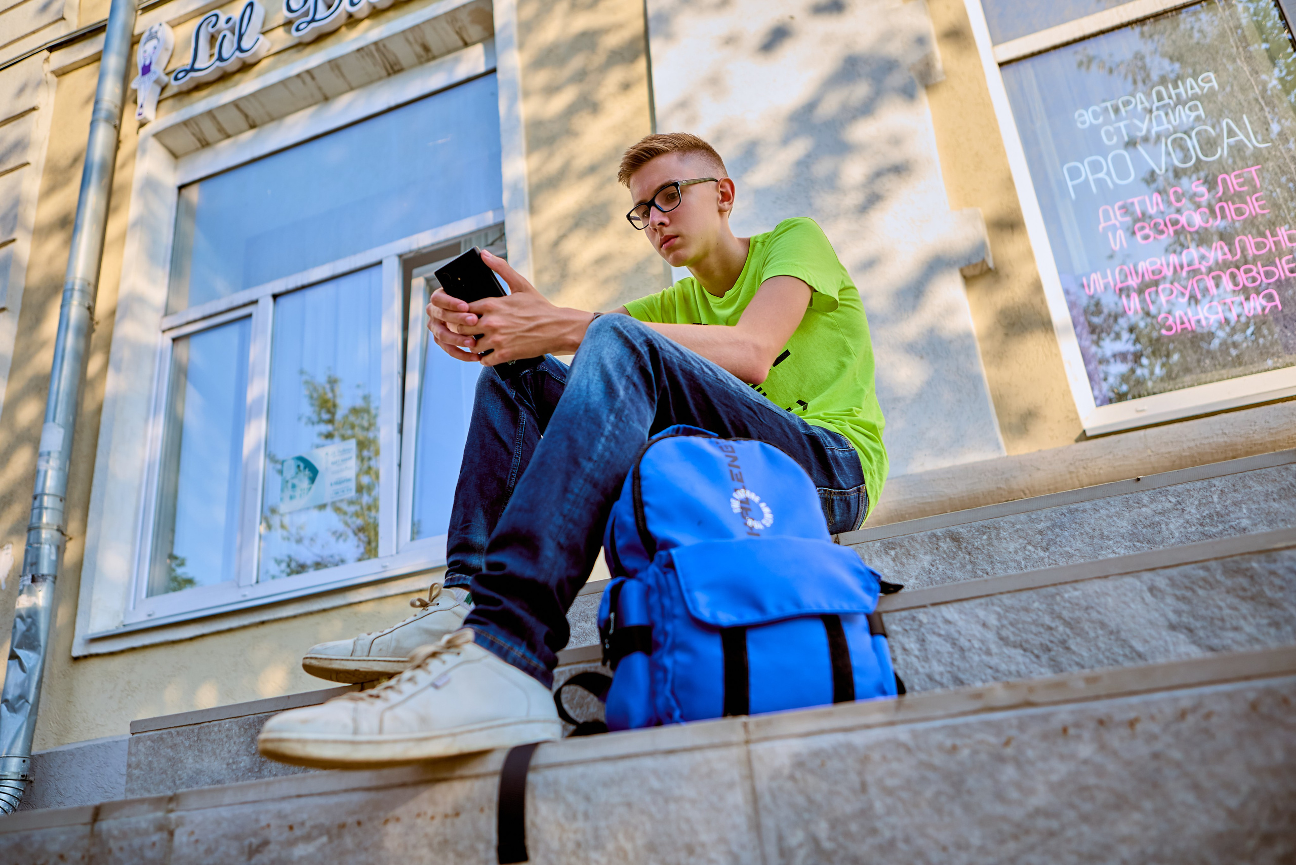 Портрет юноши на лестнице в городе г Дзержинск