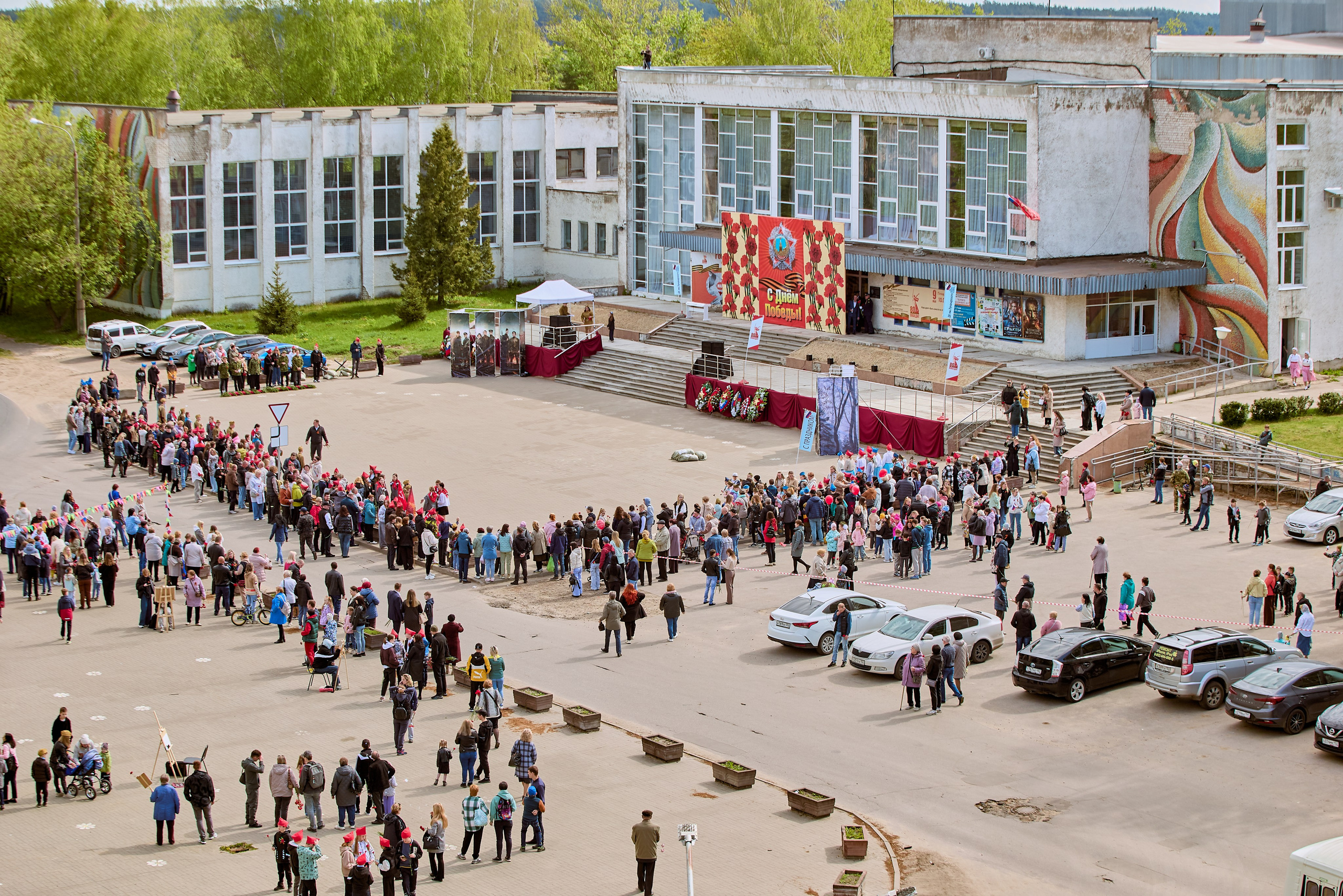 Площадь пред ДК Луначарского на празднике Великой Победы фото Николая Голованов православного портретного и детского фотографа г. Дзержинск