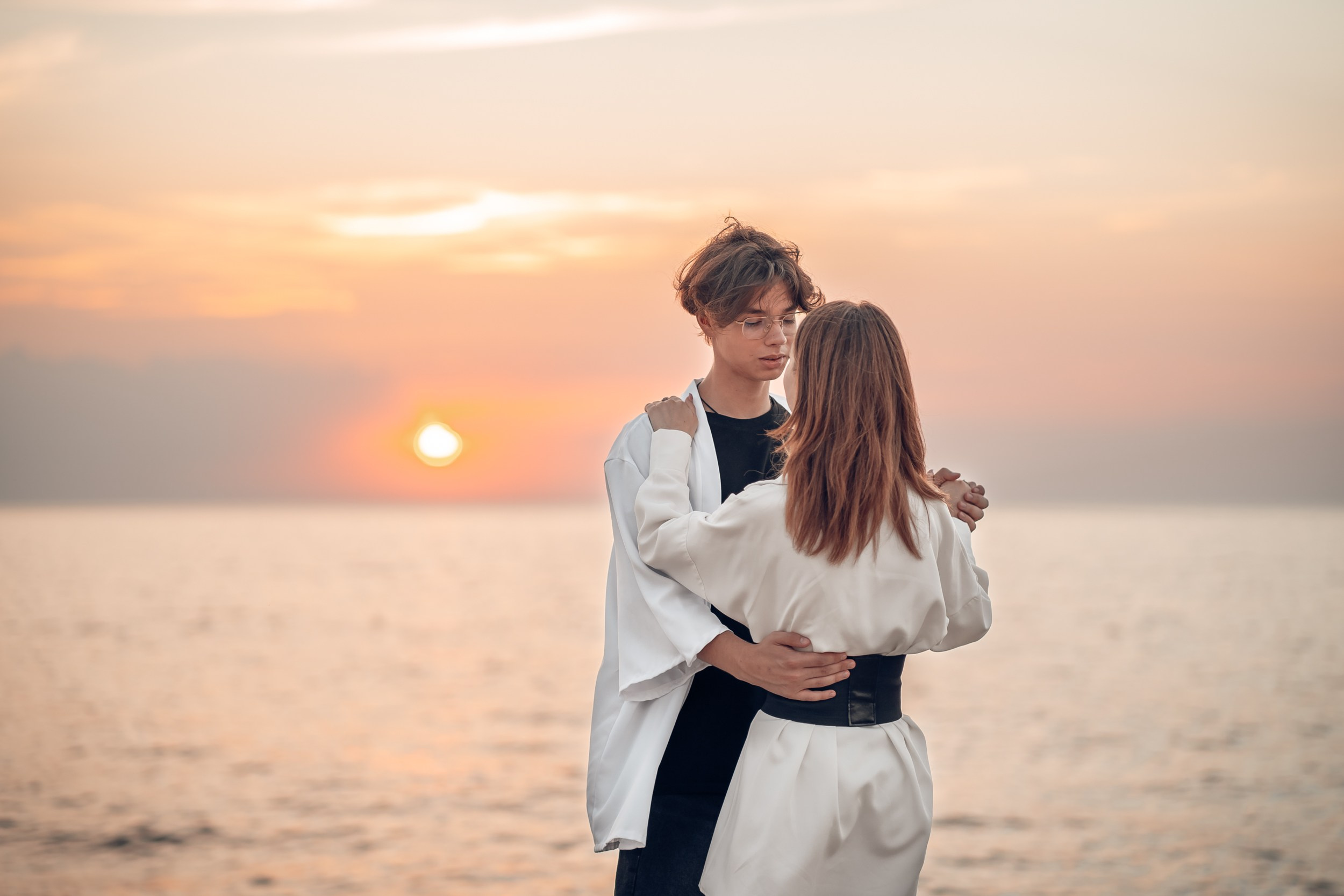 Романтическая фотоистория на закате пляжа Аквамарин. Церковный фотограф Севастополь