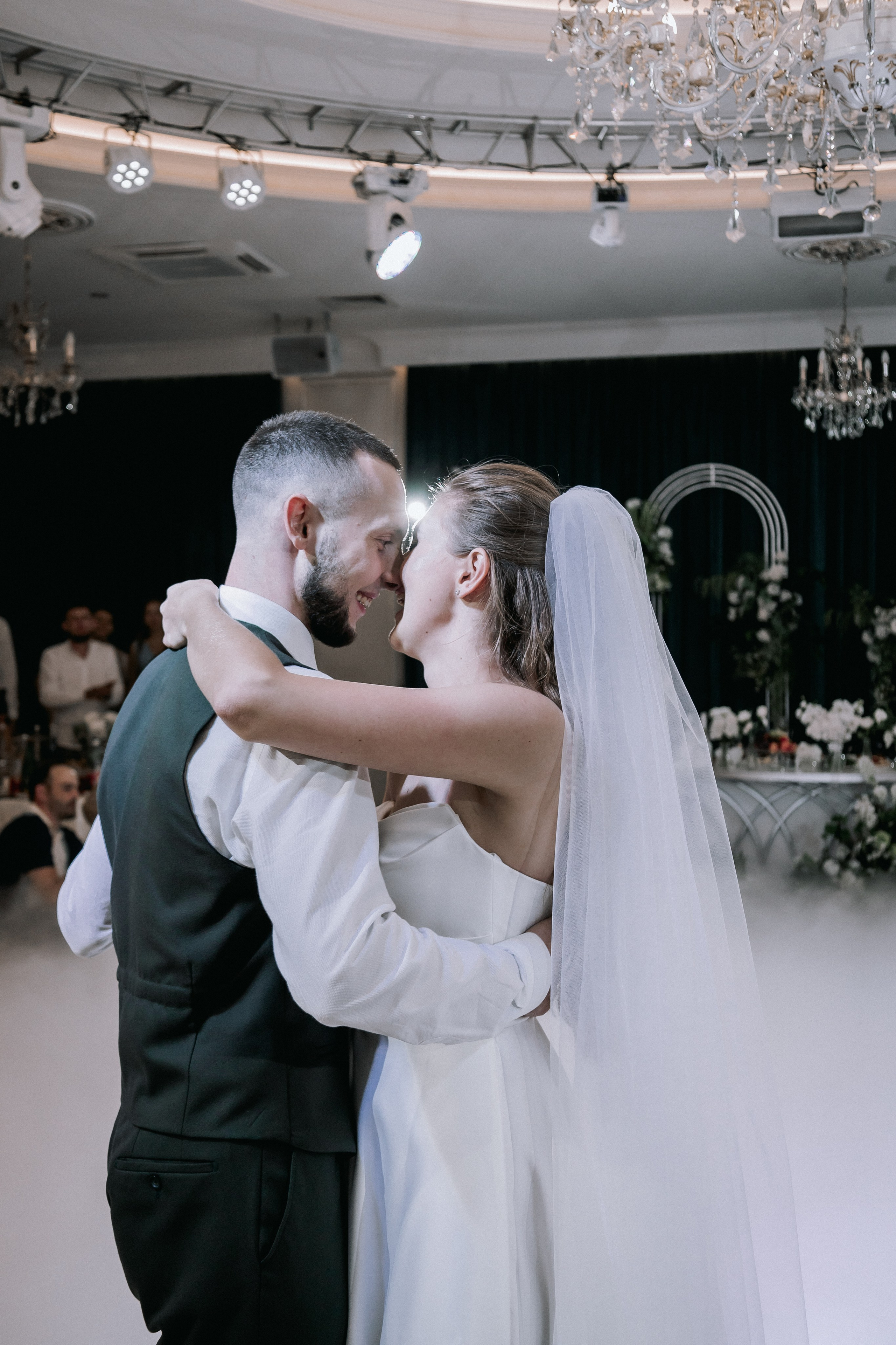 Свадебная прогулка. Эвелина и Дмитрий. Свадебная фотография. Арина Рубах