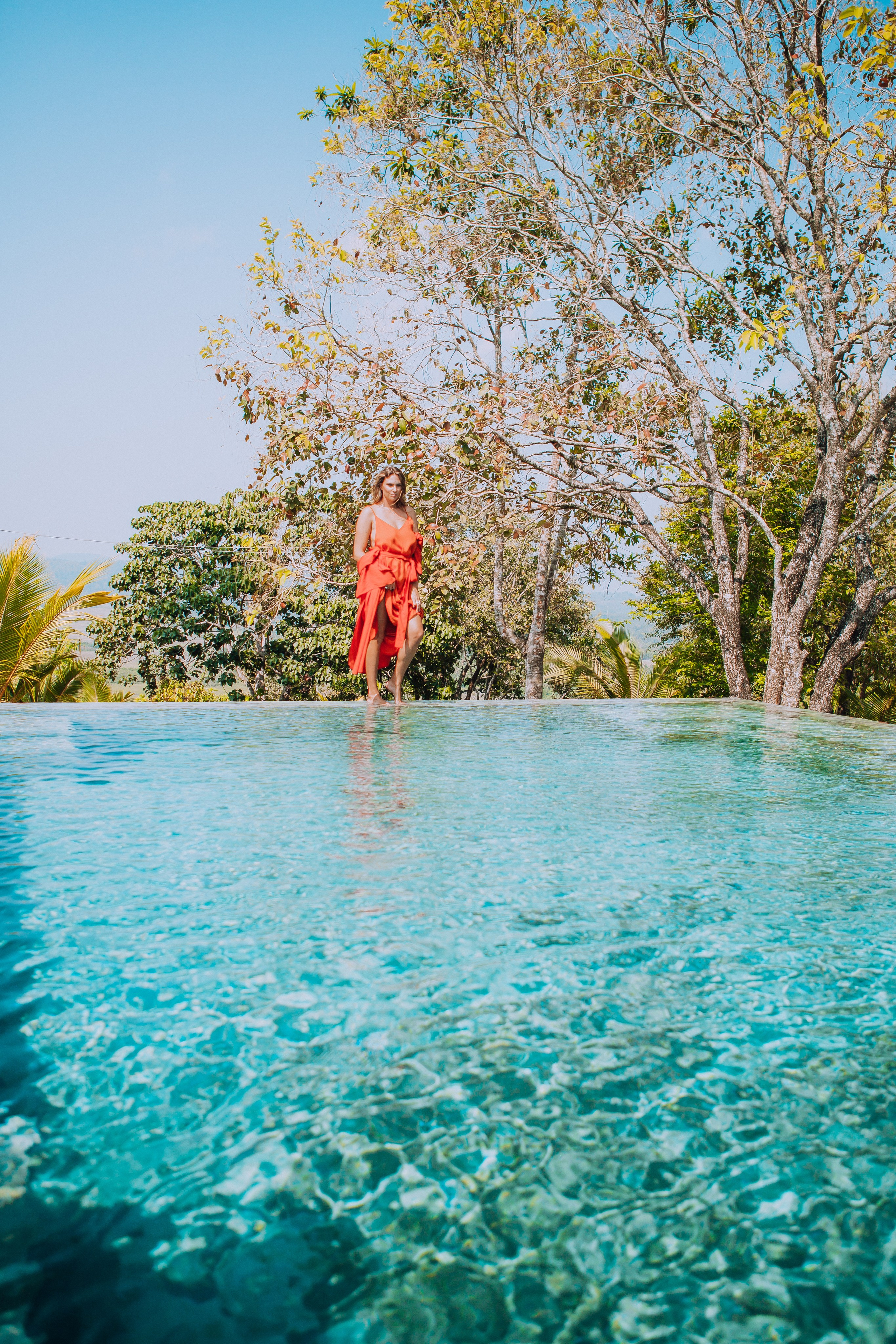 Девушка в красном платье в отеле Malabar Hill — Роскошная портретная съемка | Шри-Ланка. Фотограф на Шри-Ланке