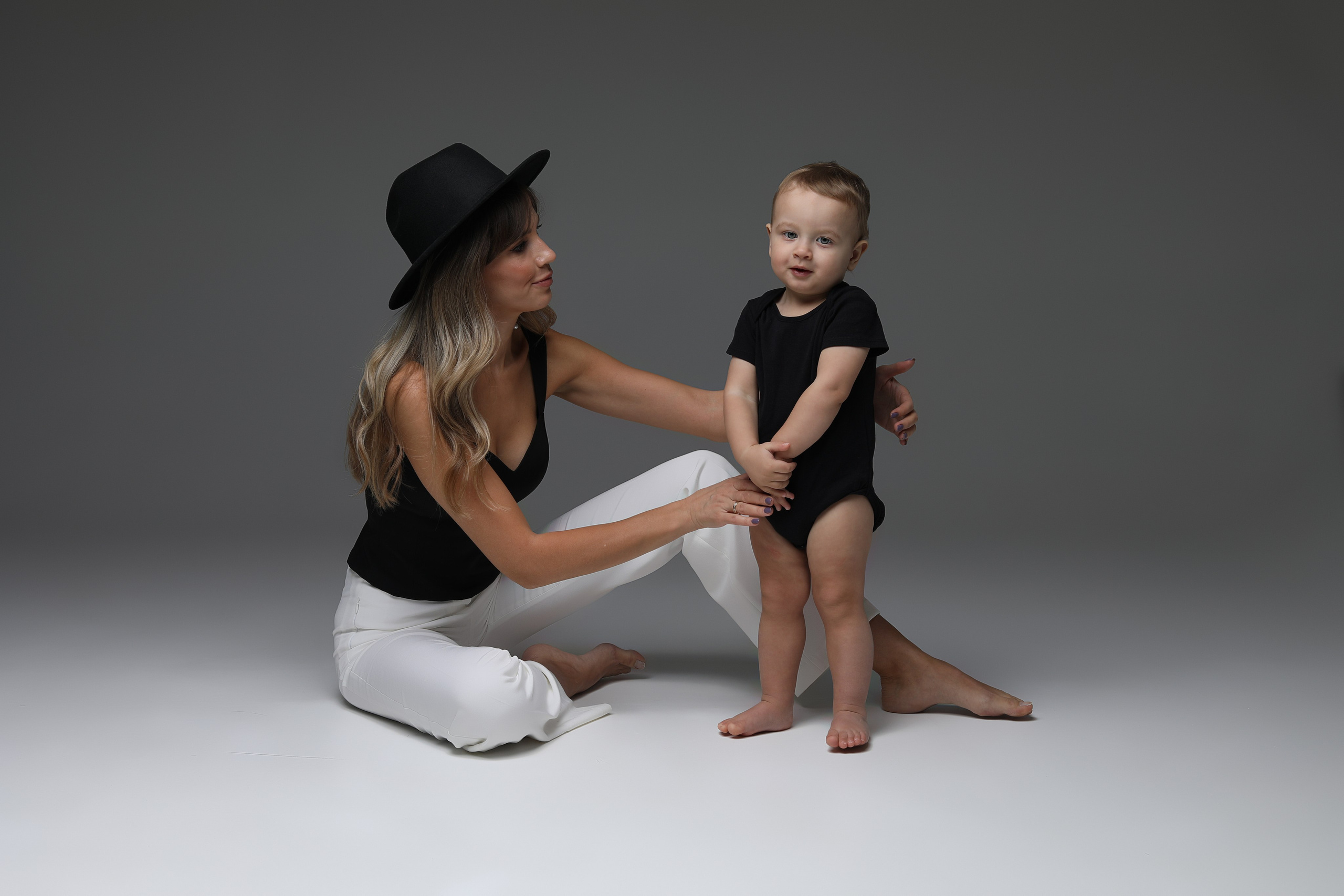 Мама и Малыш на Циклорамме. Семейный и Детский фотограф в Москва Скворцова Татьяна