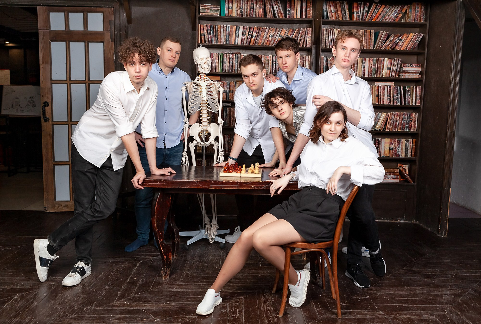 Групповое школьное фото со скелетом