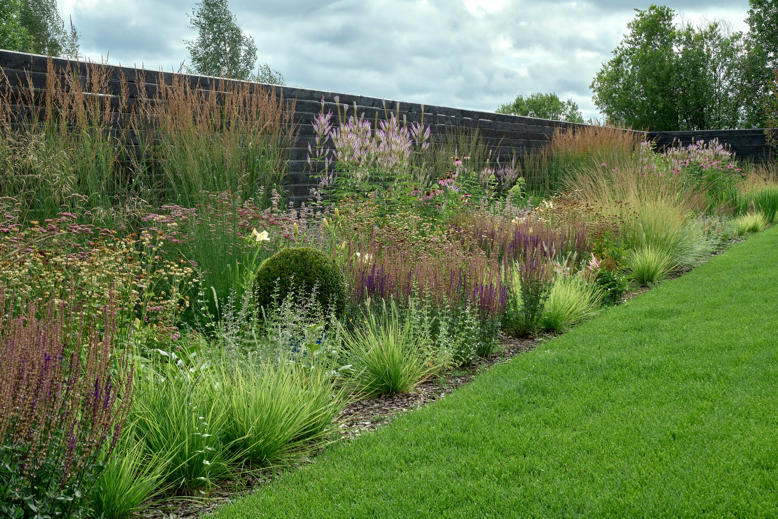Ландшафтный и интерьерный фотограф Наталья Соловьева. Фотосъемка частного сада под Гатчиной для Таисьи Игошиной | interioto