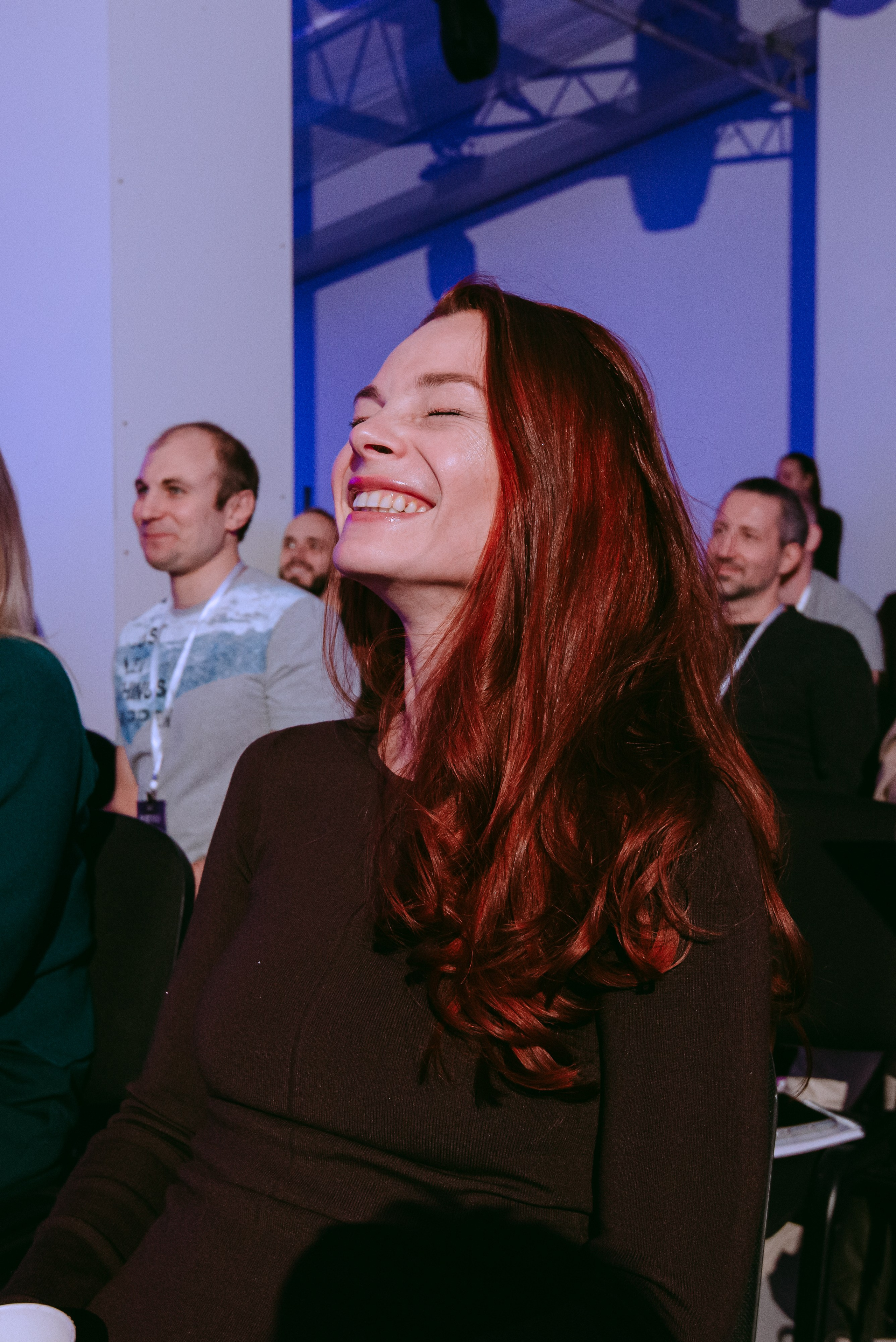 Участница улыбается на тренинге Сергея Артмеьева