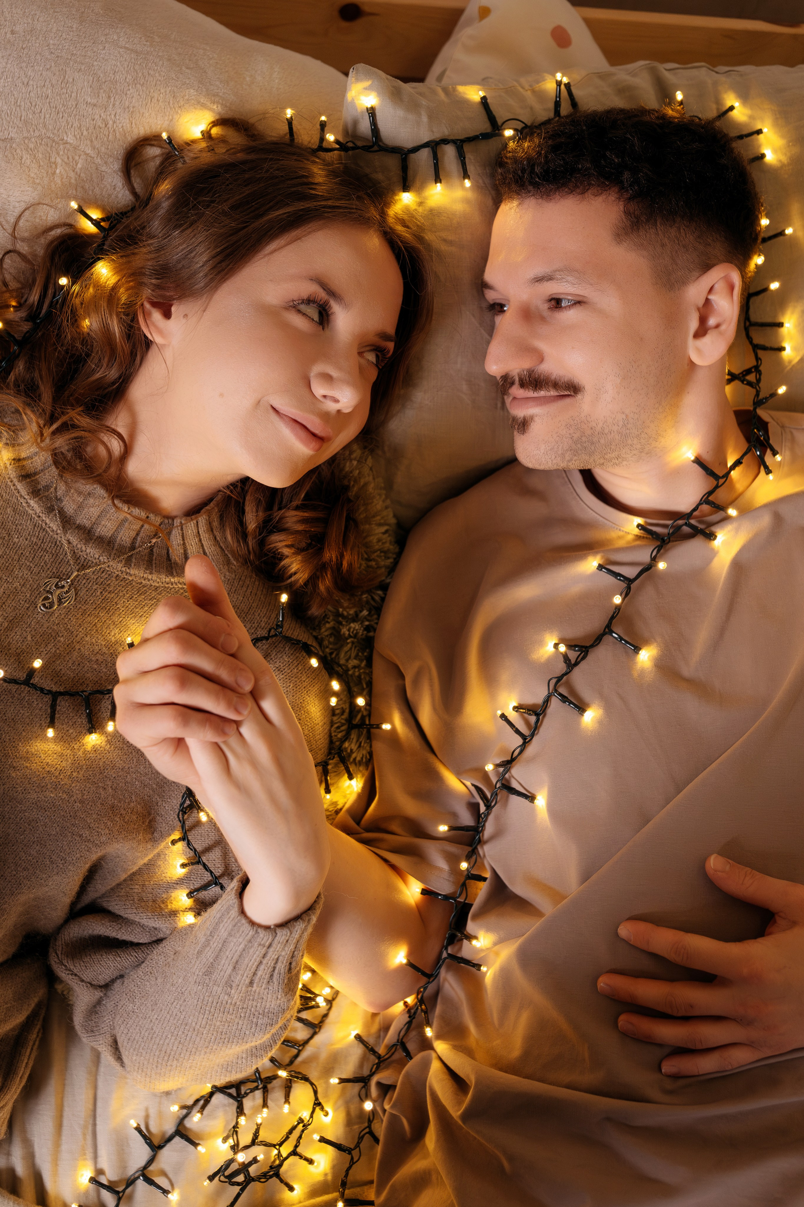 Новогодняя фотосессия семьи в уютной домашней обстановке.