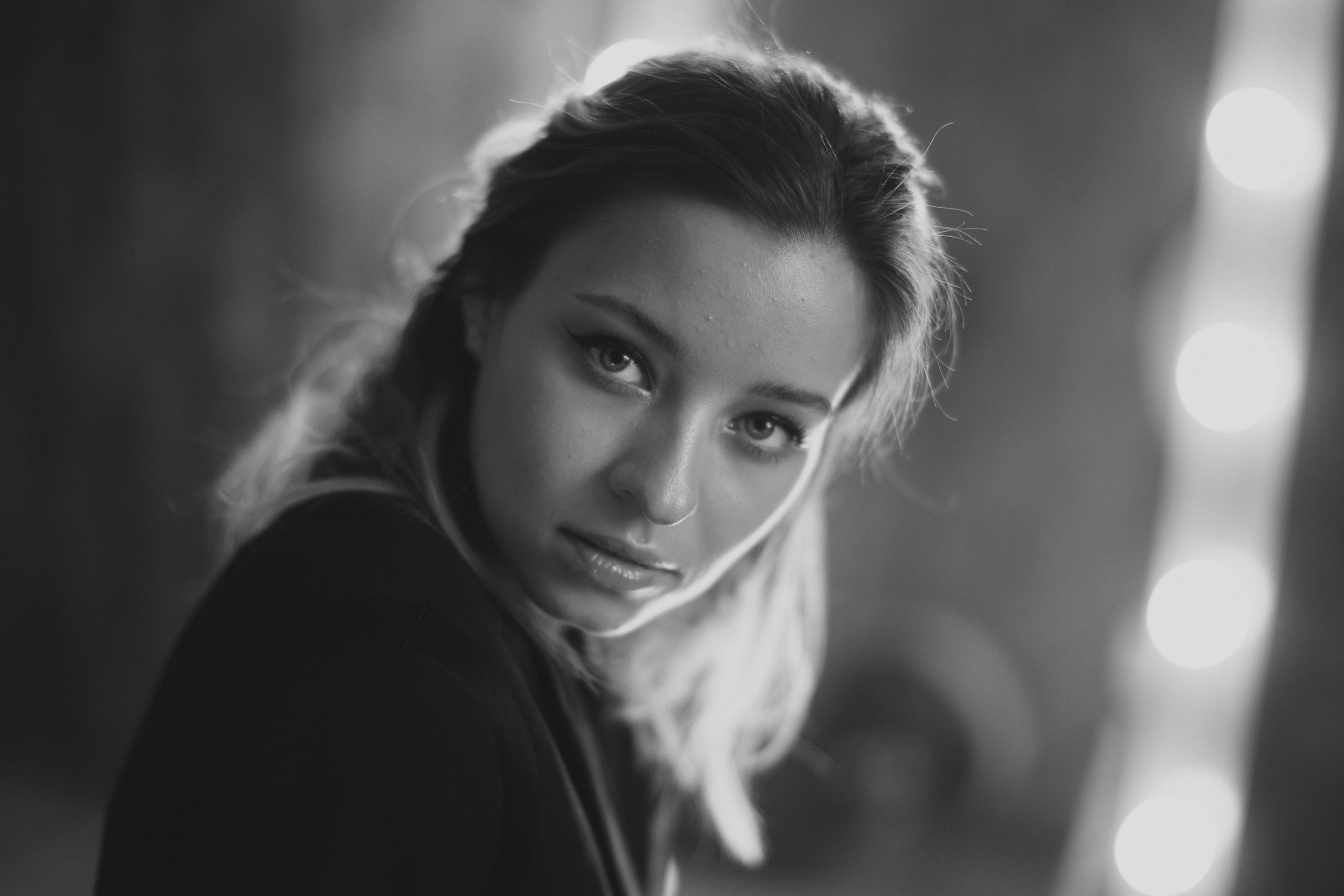 Черно-белая фотосессия в интерьерной студии для Алины. Репортажный и женский фотограф в Новосибирске