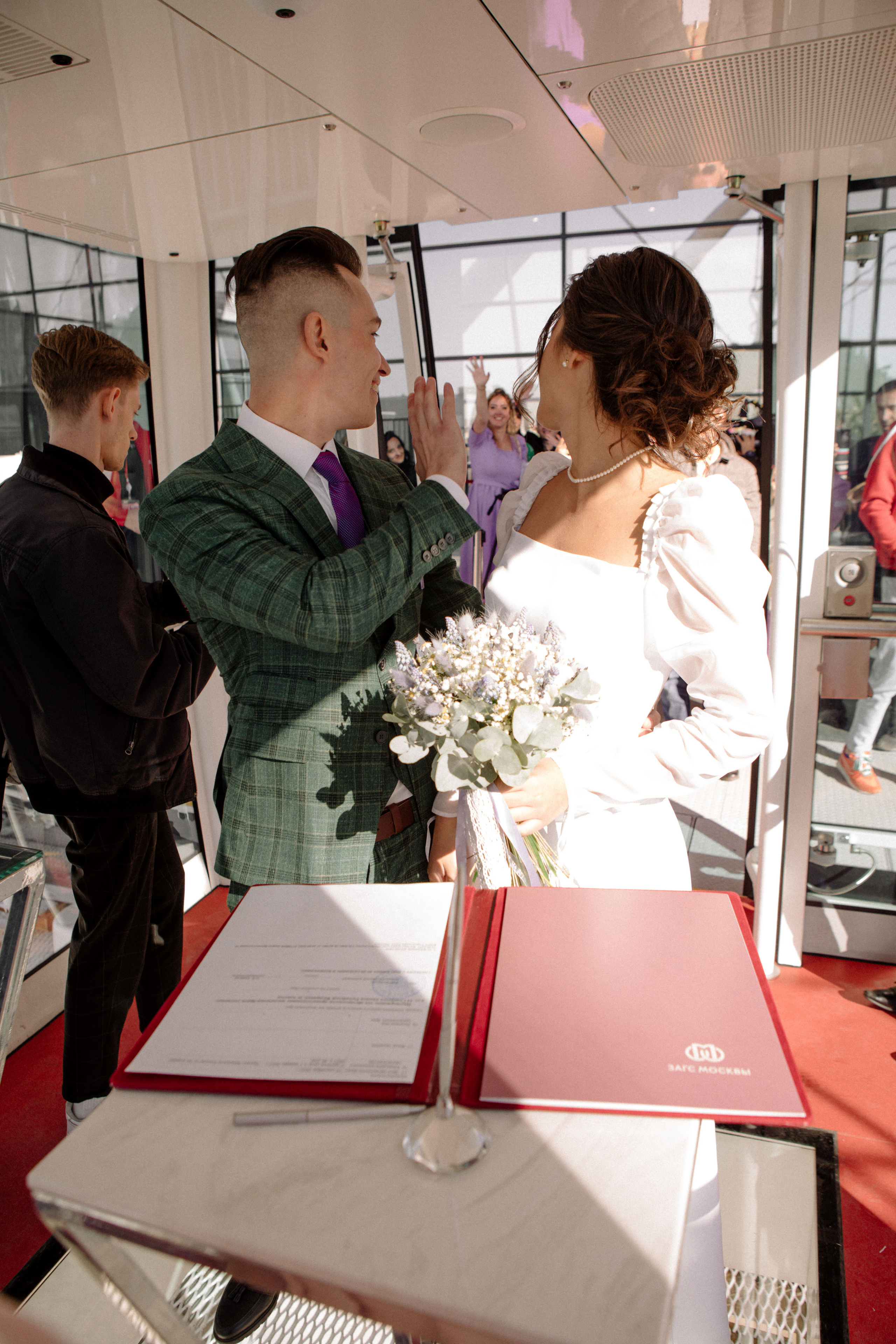 Василиса и Стас. Роспись на колесе обозрения. Свадебный и портретный фотограф в Москве Анастасия Масюк