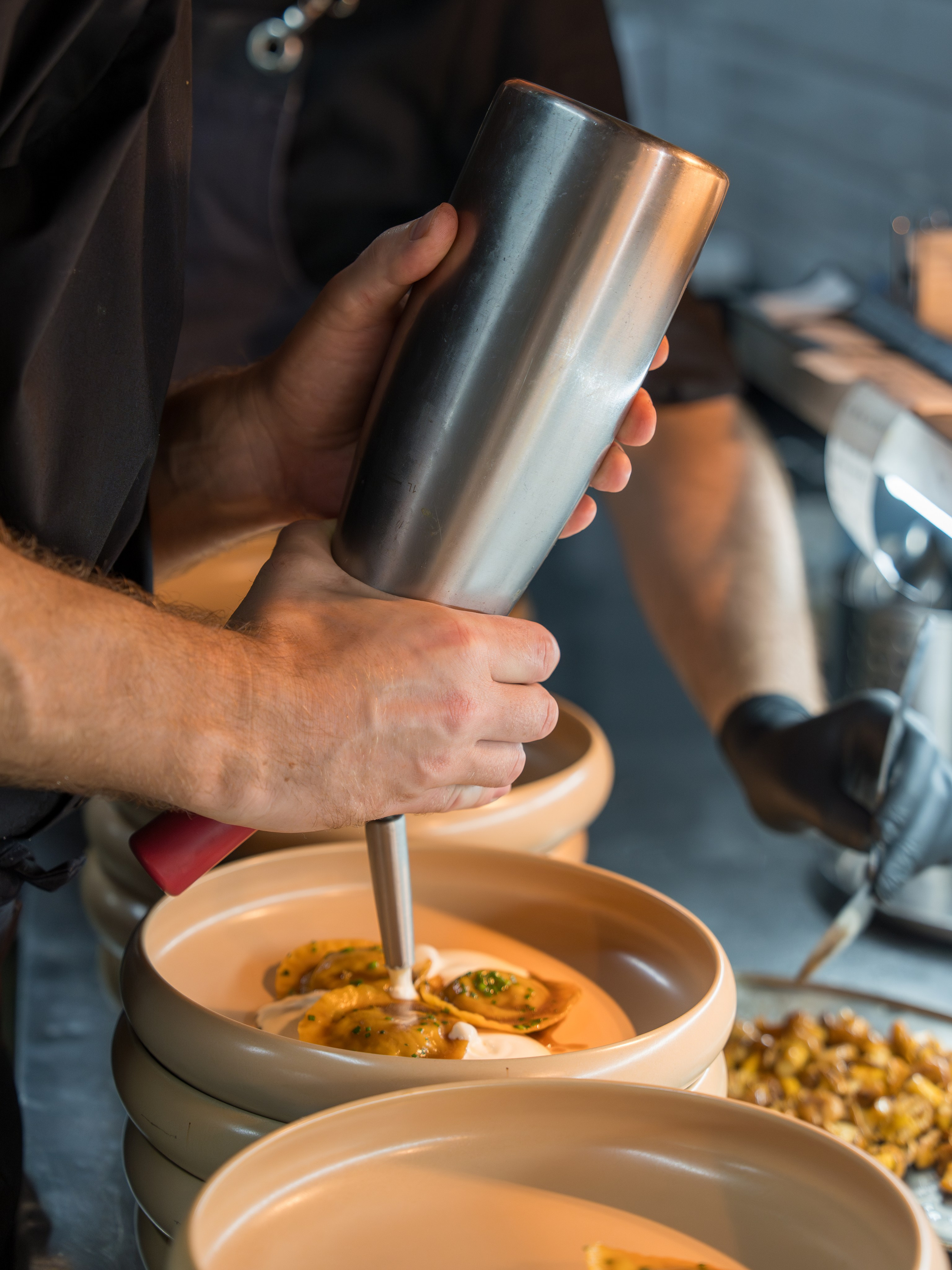 Гастрономический ужин «Лесная Италия» с Мирко Дзаго в ресторане RiverSide. Репортажный фотограф в Красной Поляне и Сочи Павлюченко Екатерина