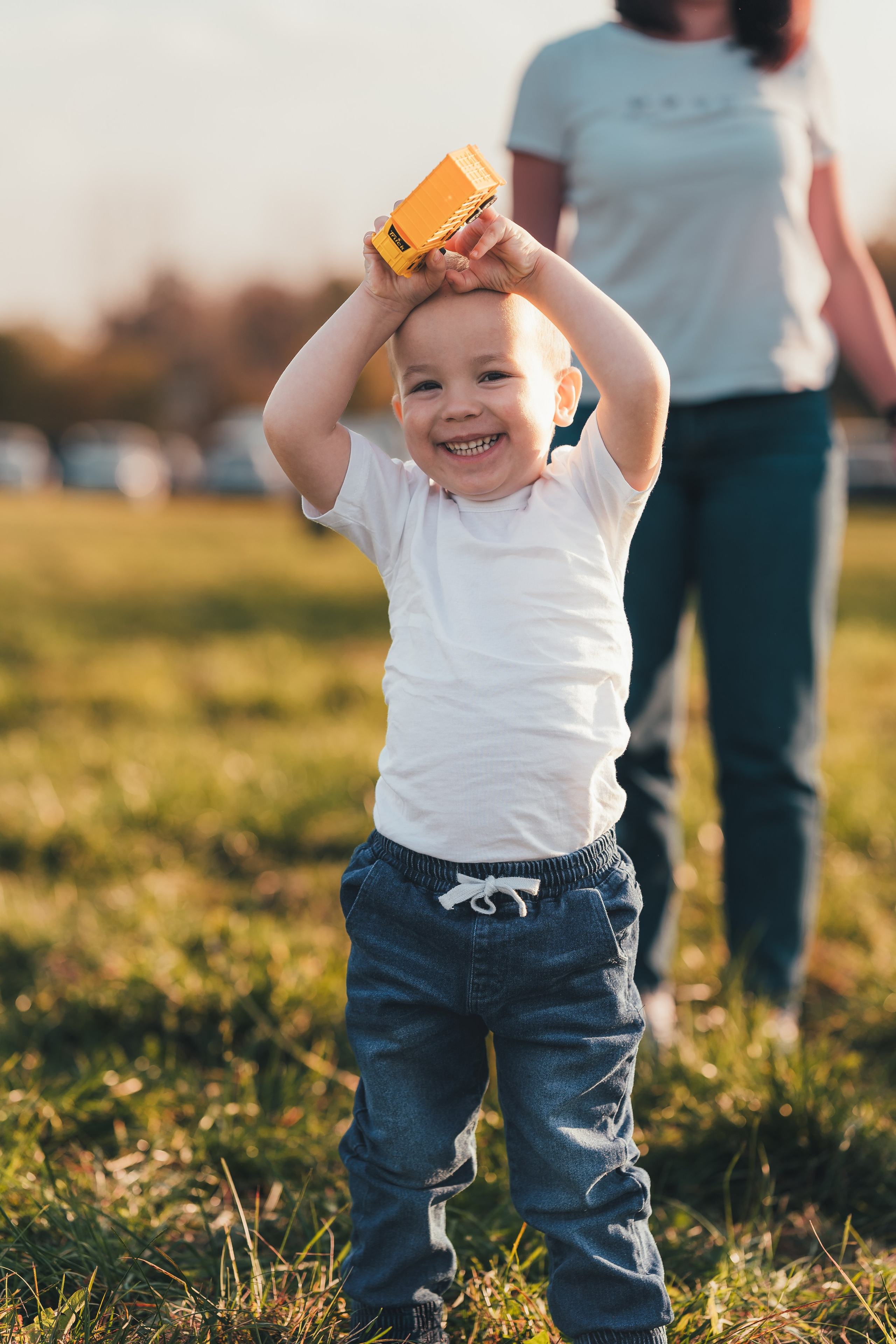Мальчик показывает машинку грузовик