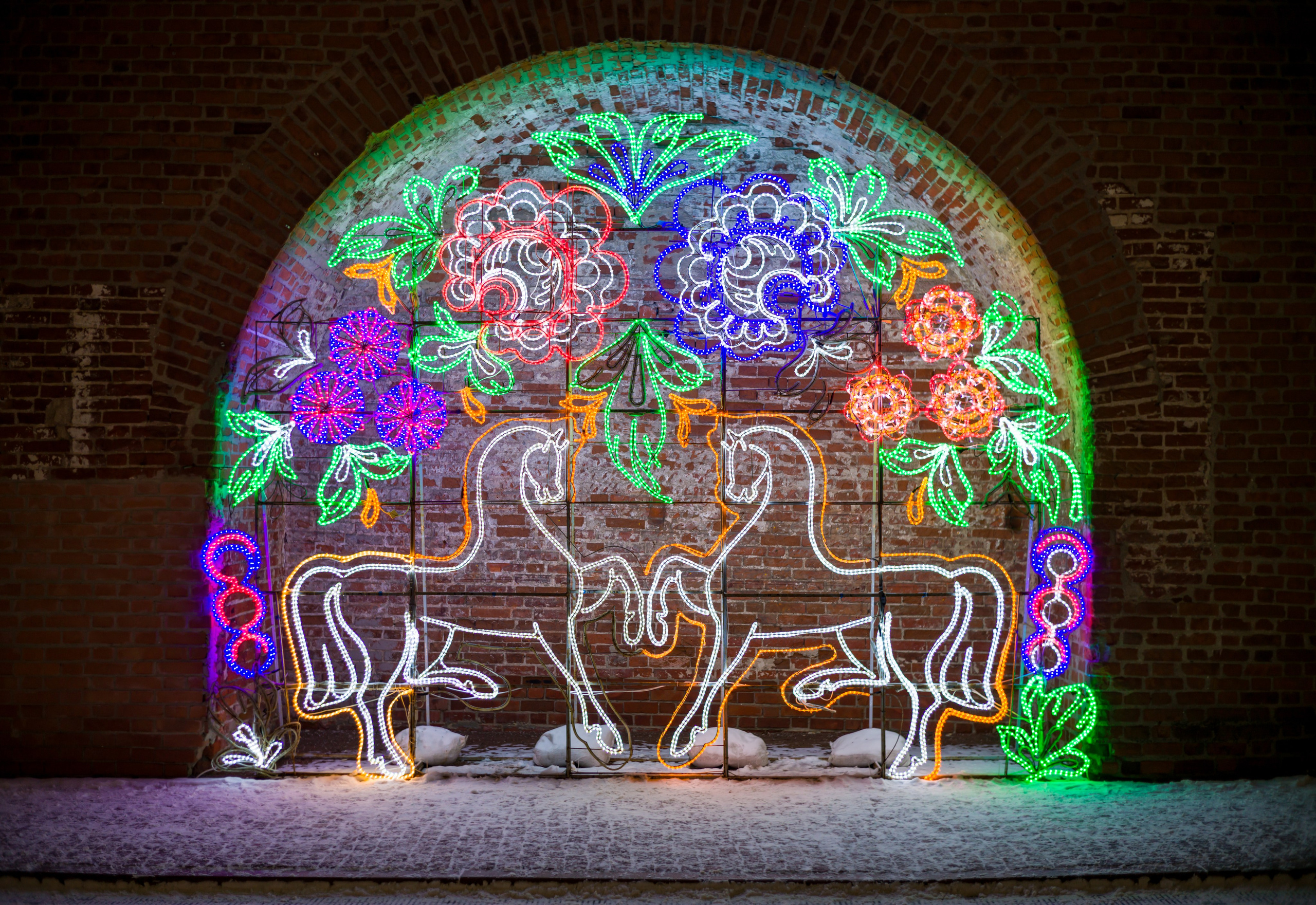 Красивое зимнее вечернее освещение в нижегородском Кремле