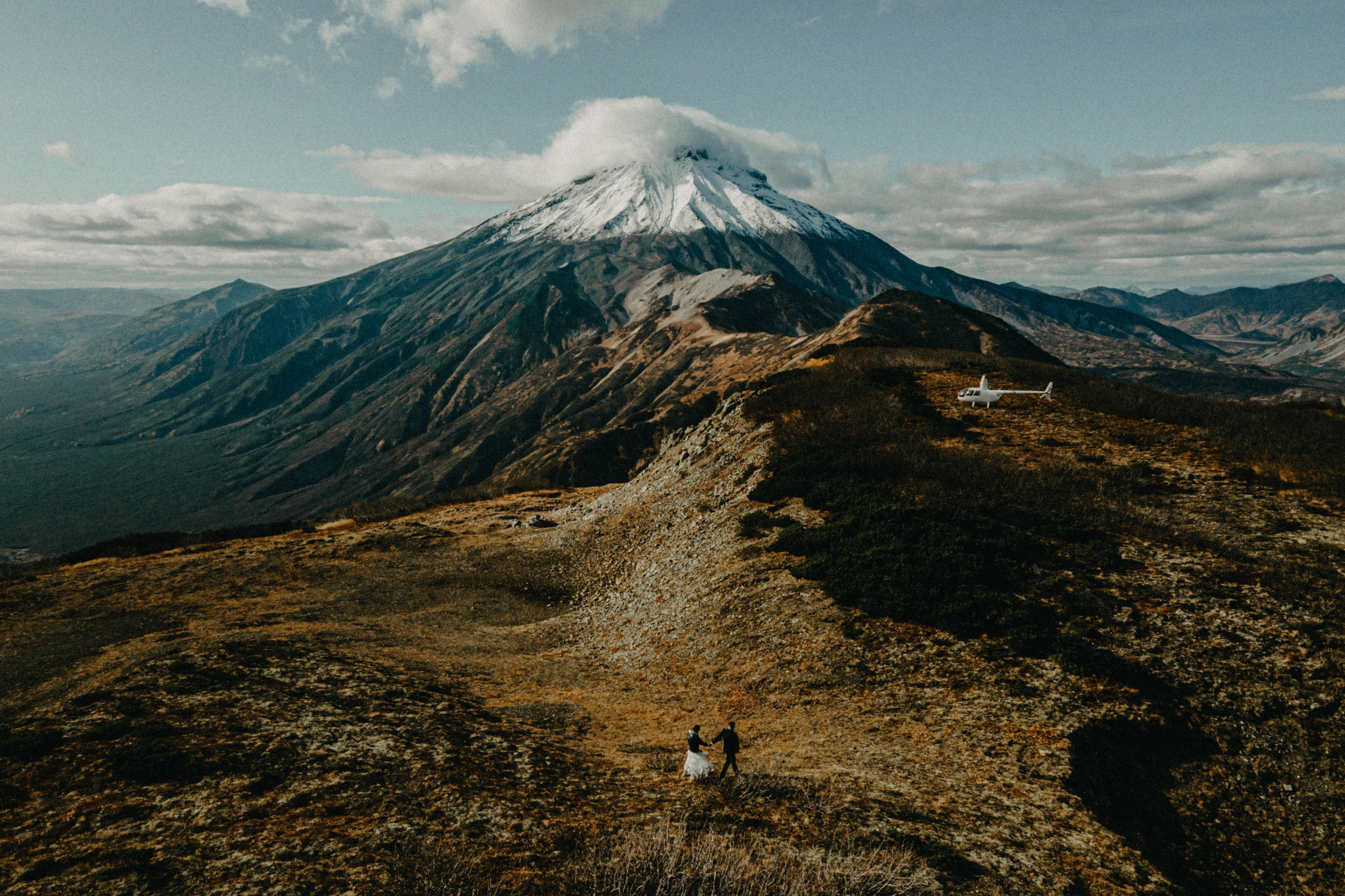 Вертолетный полет Бухта Жировая. Свадебное фото и видео на Камчатке. Туристические маршруты