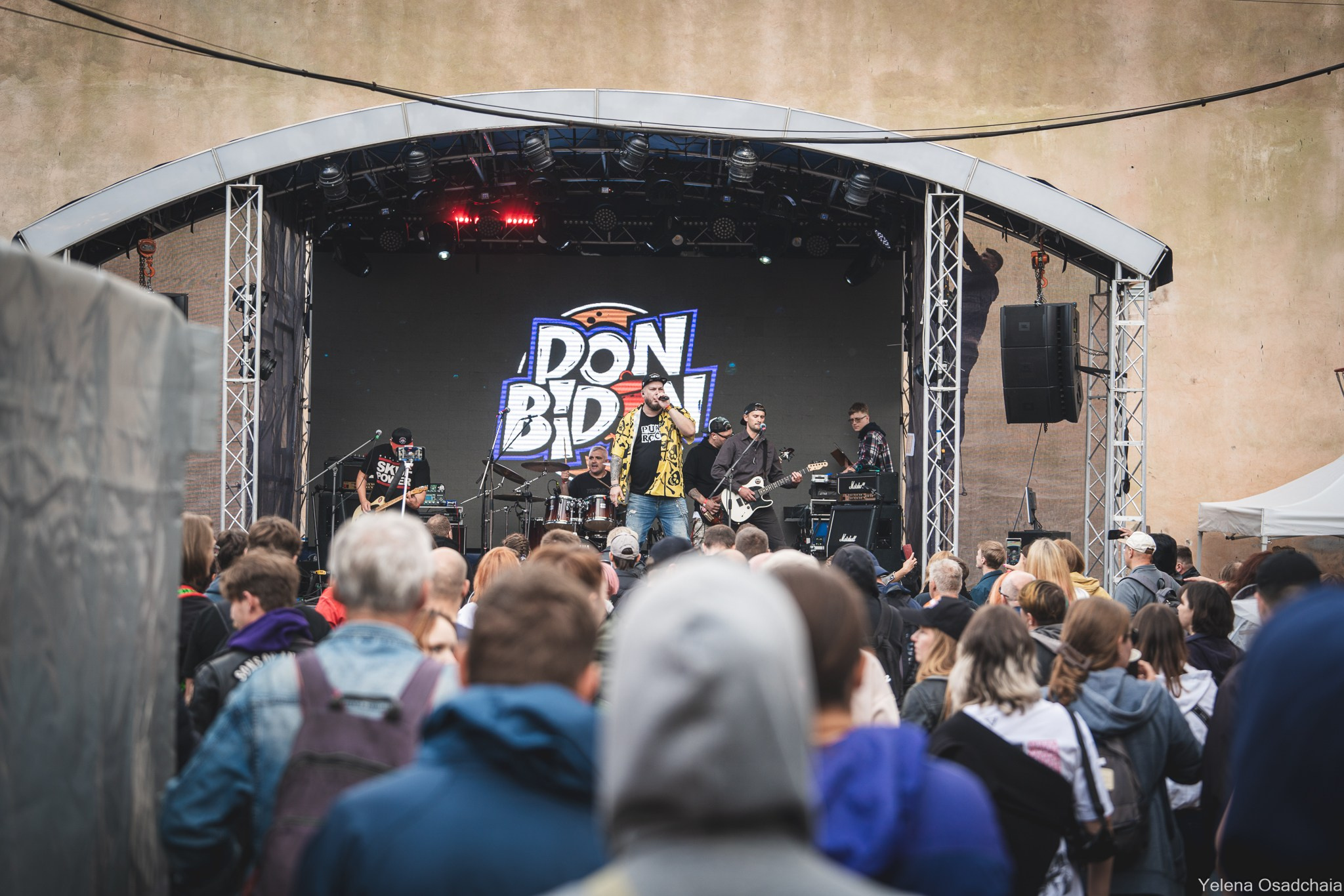 Живой 2025 — День 1. Елена Осадчая — фотографирую музыку на сцене и в жизни