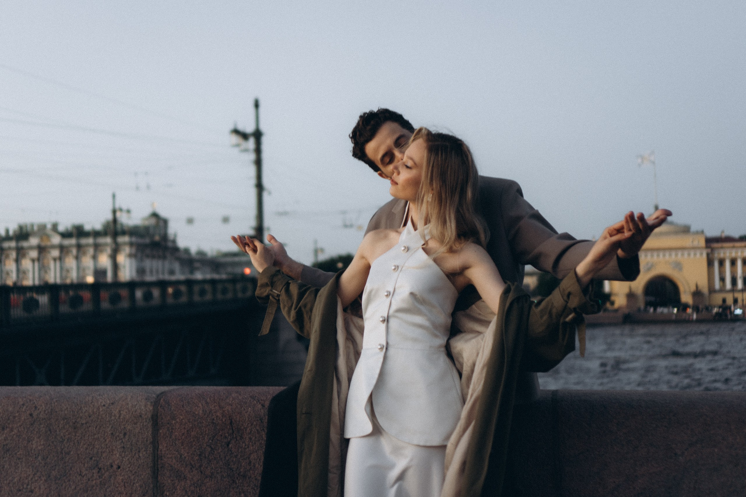 СВАДЕБНАЯ СЬЕМКА ПАРЫ НА РАССВЕТЕ В БЕЛЫЕ НОЧИ И ПРОГУЛКА С РАЗВОДНЫМИ МОСТАМИ И ПИКНИК ВОЗЛЕ ИСАКИЕВСКОГО СОБОРА. Профессиональный фотограф, Санкт-Петербург — Виктория Богомолова