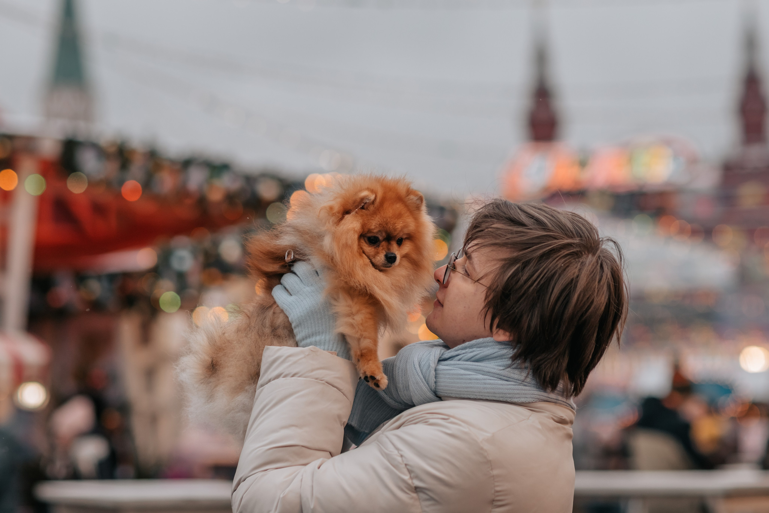 Тоффи и семья на новогодней ярмарке. Семейный фотограф анималист Мария Крючкова