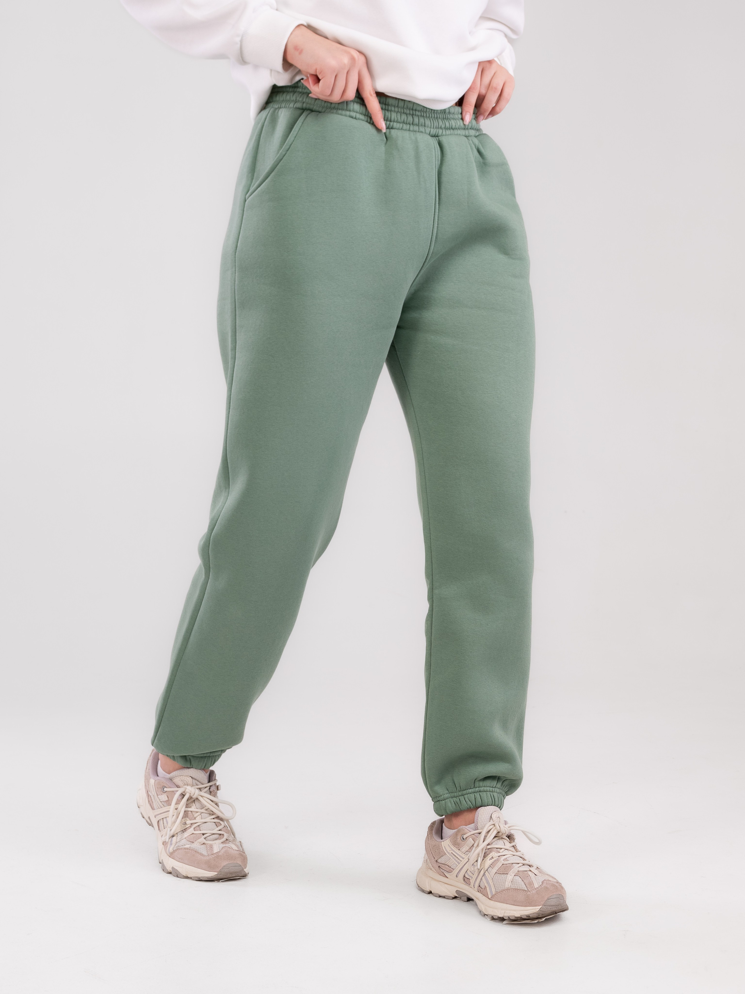 Спортивные костюмы и брюки с большой палитрой цветов!. Предметный фотограф, фото для маркетплейсов Пятигорск, КМВ