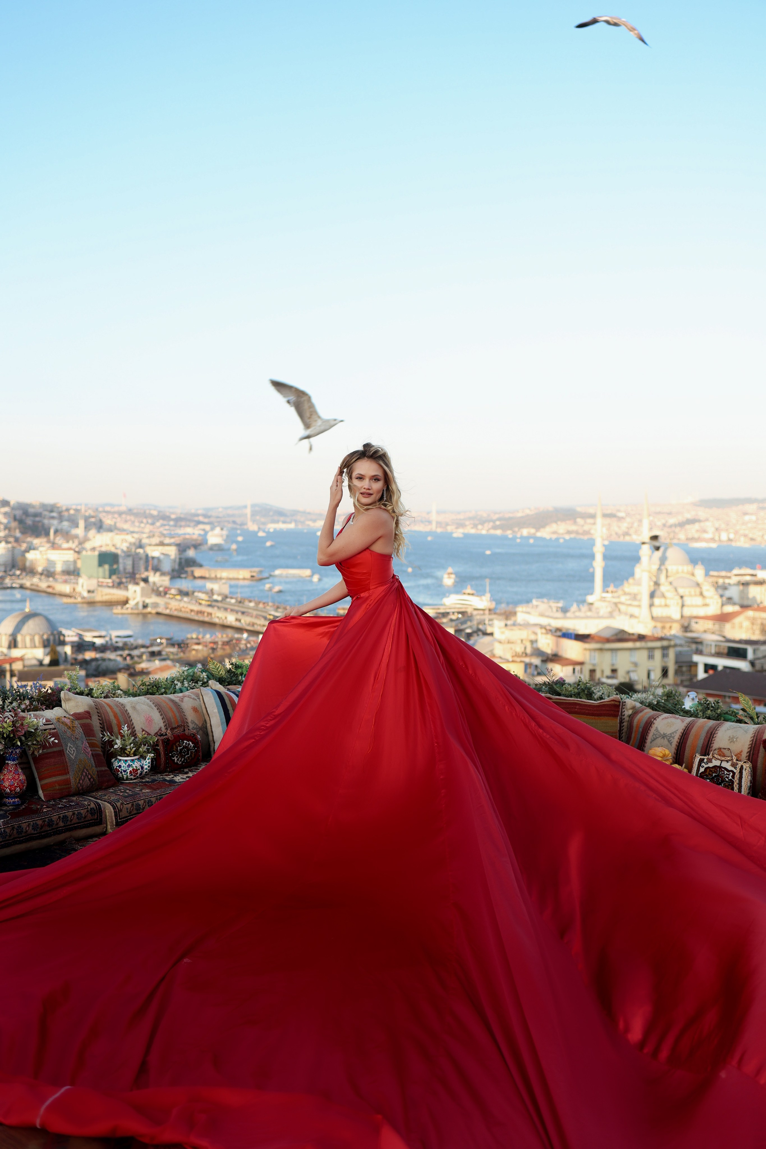 Фотосессия в летящих платьях на крыше