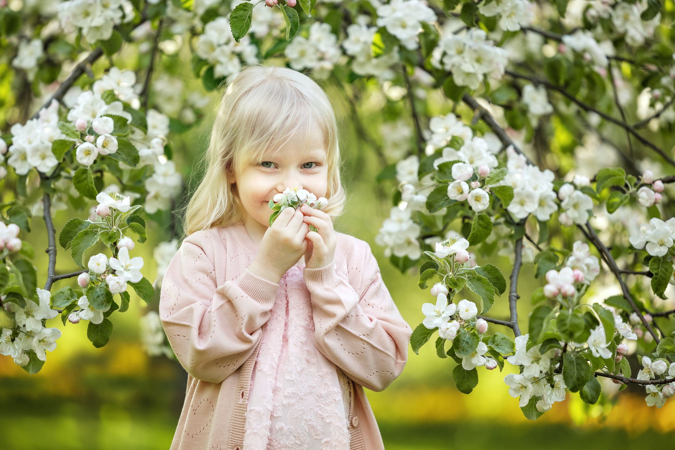 Детская фотосессия в цветущих садах.
