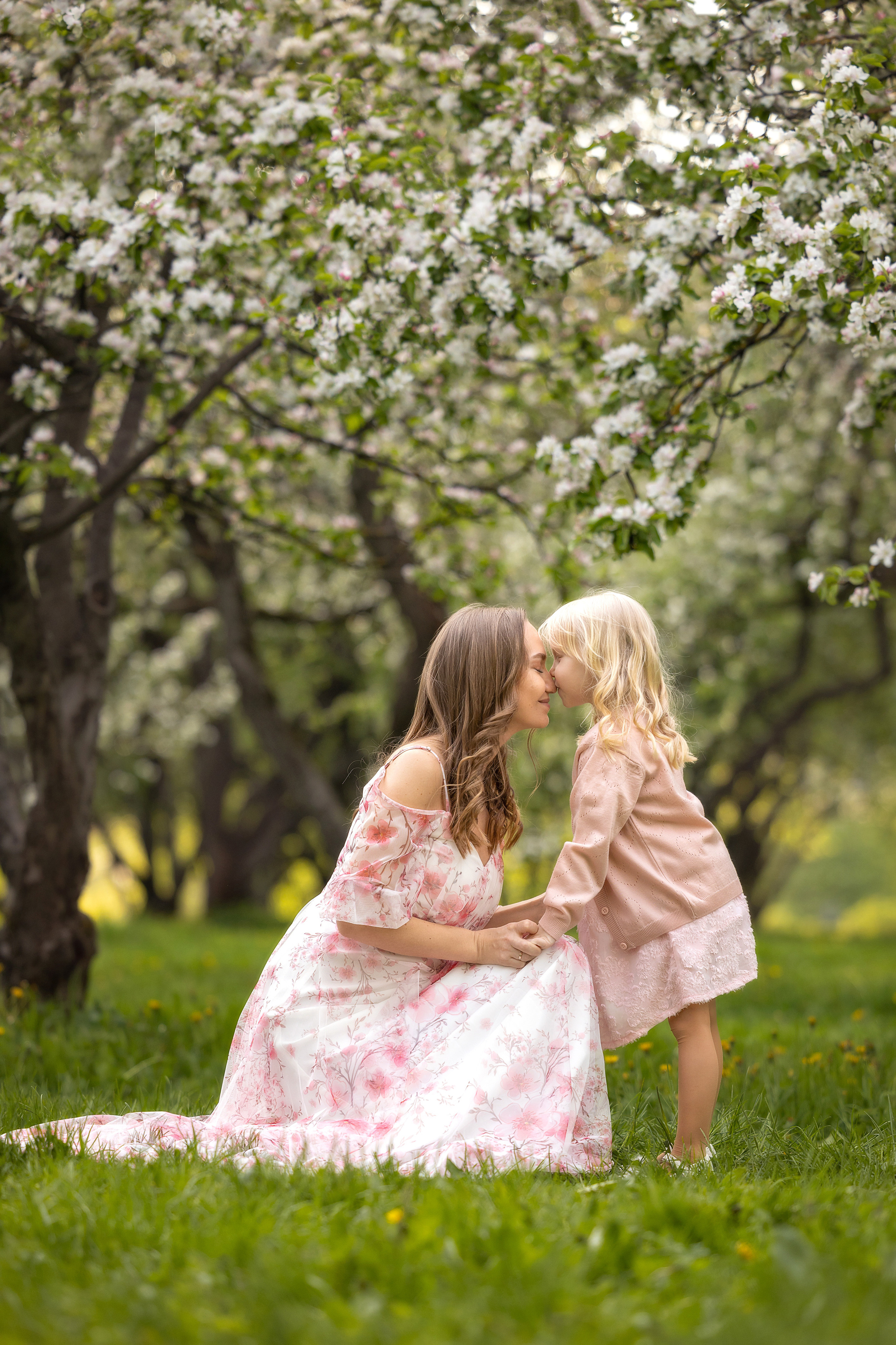 Детская фотосессия в цветущих садах.