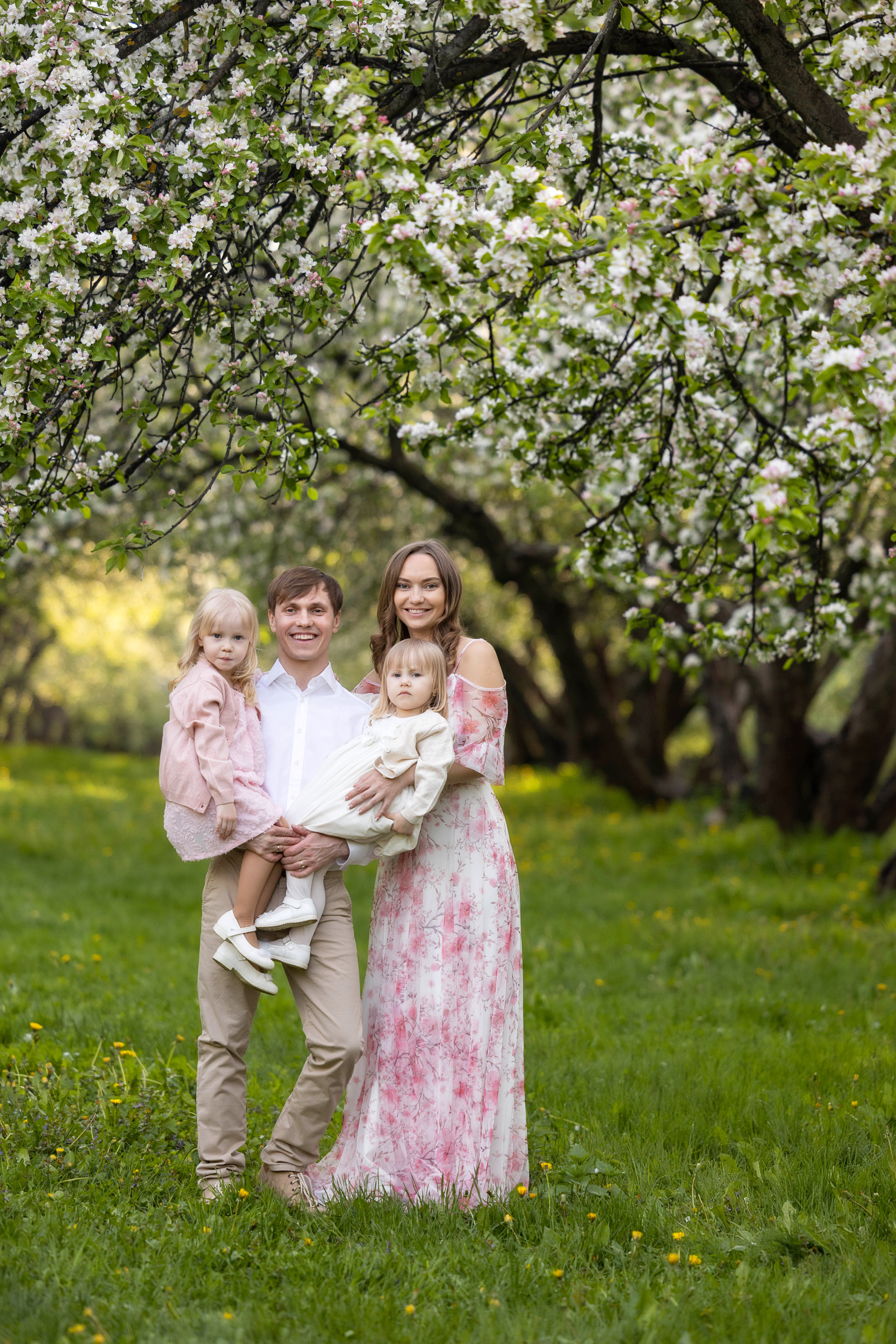 Семейная фотосессия в яблоневых садах