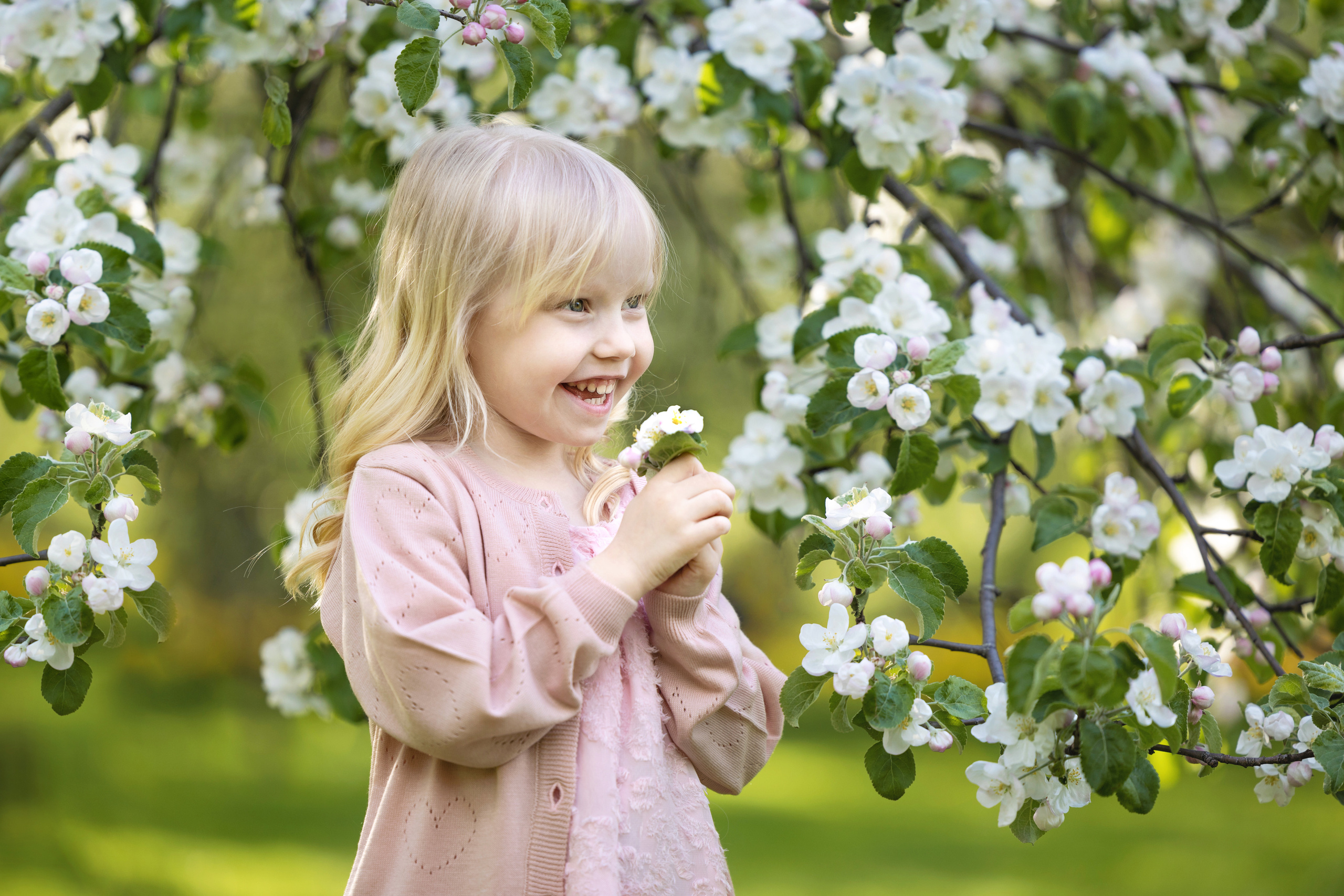 Детская фотосессия в цветущих садах.