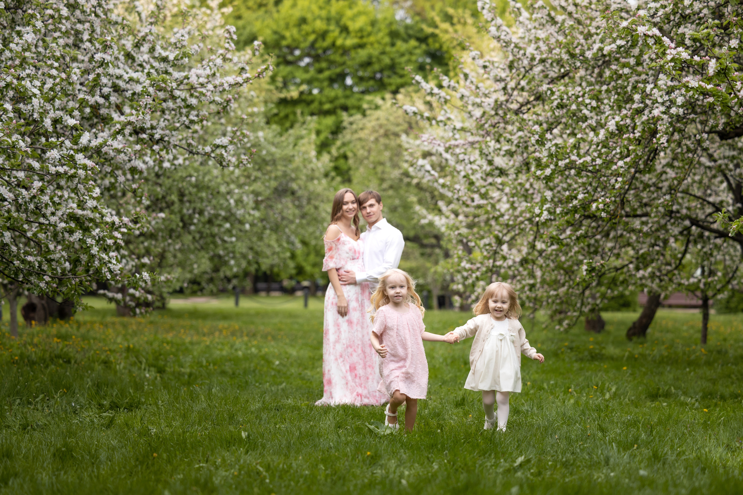Семейная фотосессия в яблоневых садах