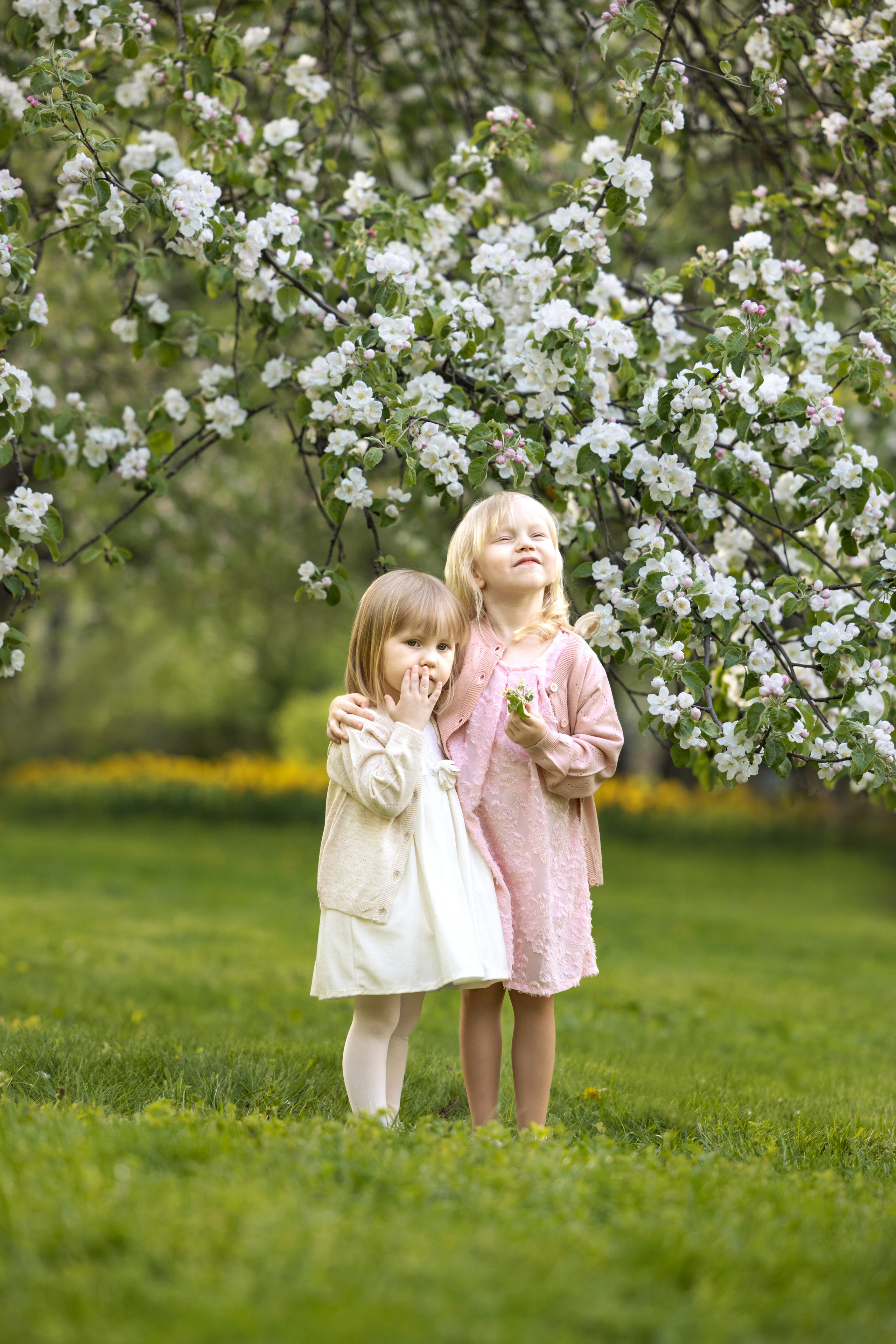 Детская фотосессия в цветущих садах.