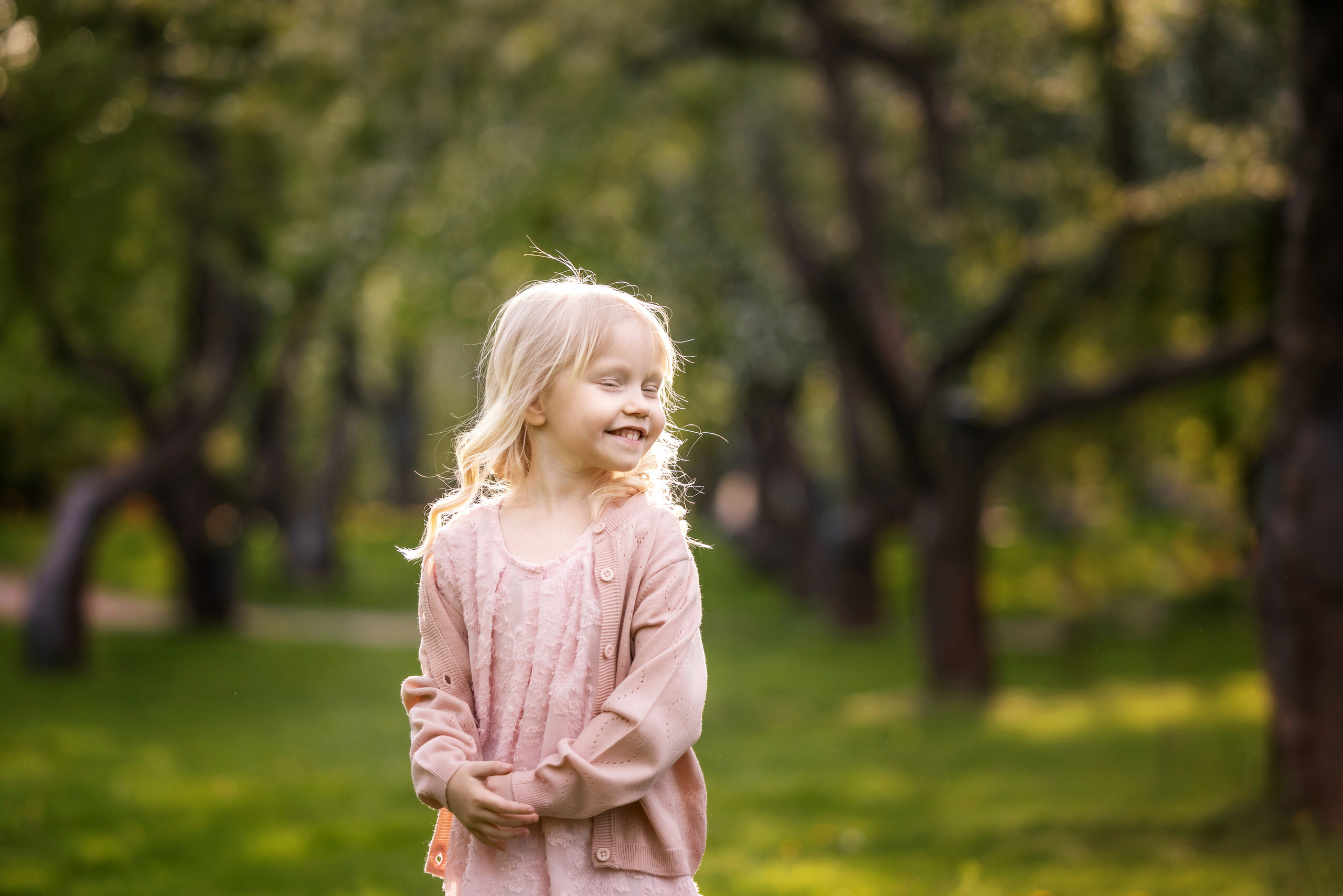 Детская фотосессия в цветущих садах