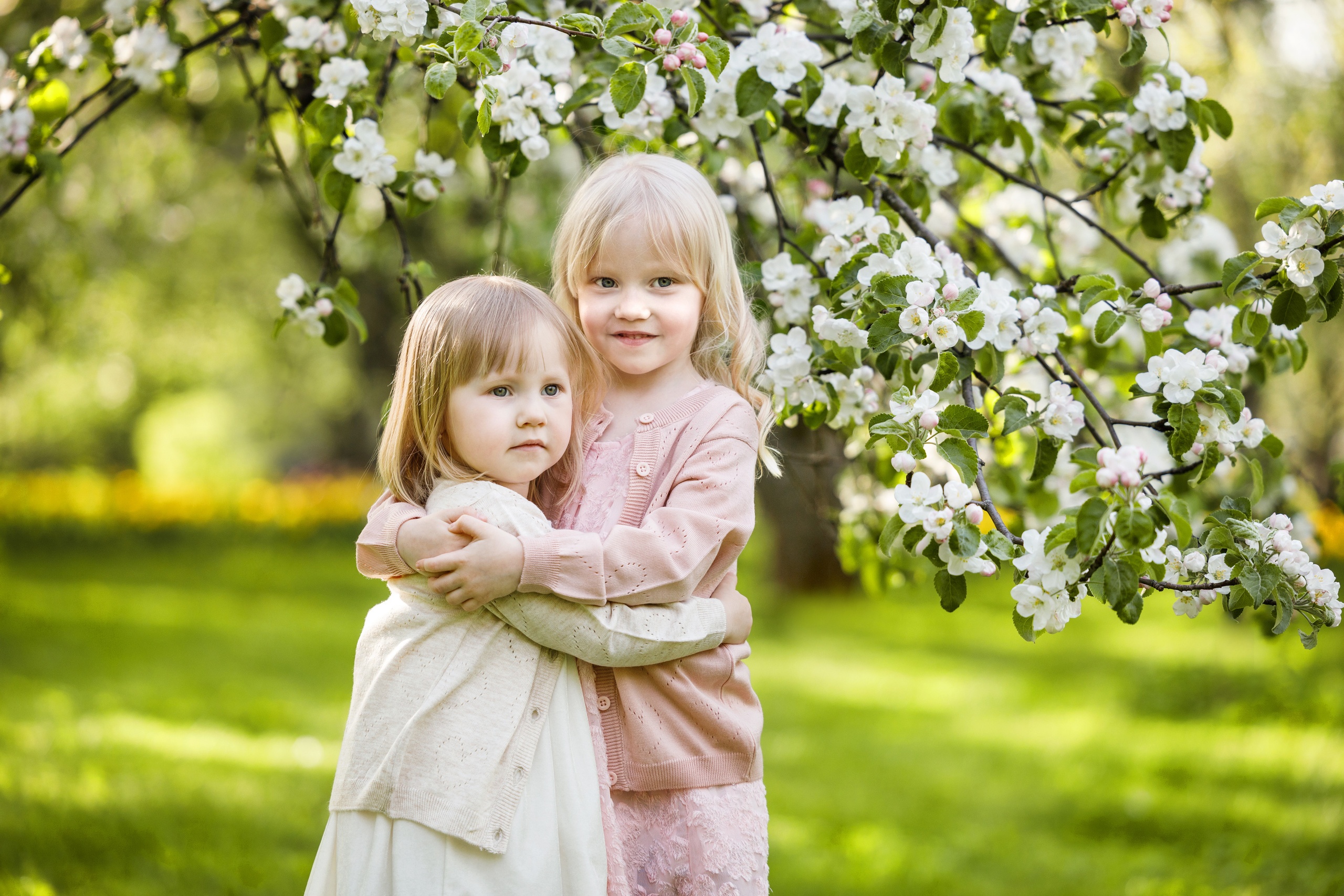 Детская фотосессия в цветущих садах