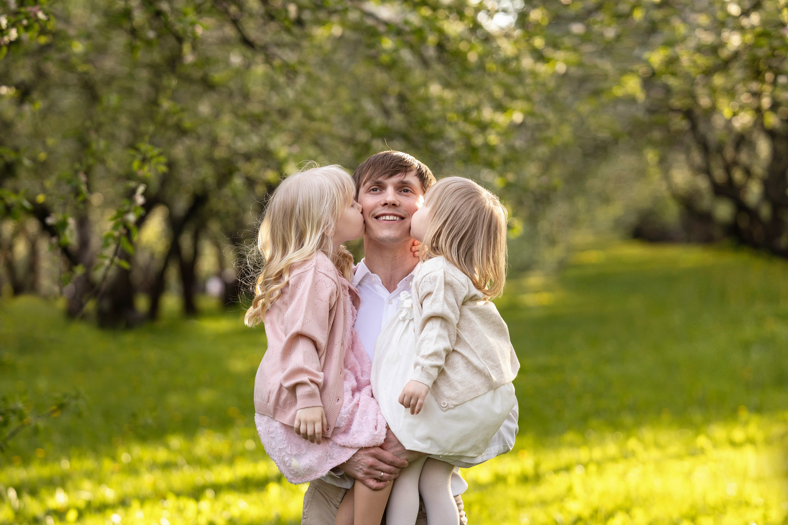 Живая фотосессия для папы и дочек в яблоневом саду