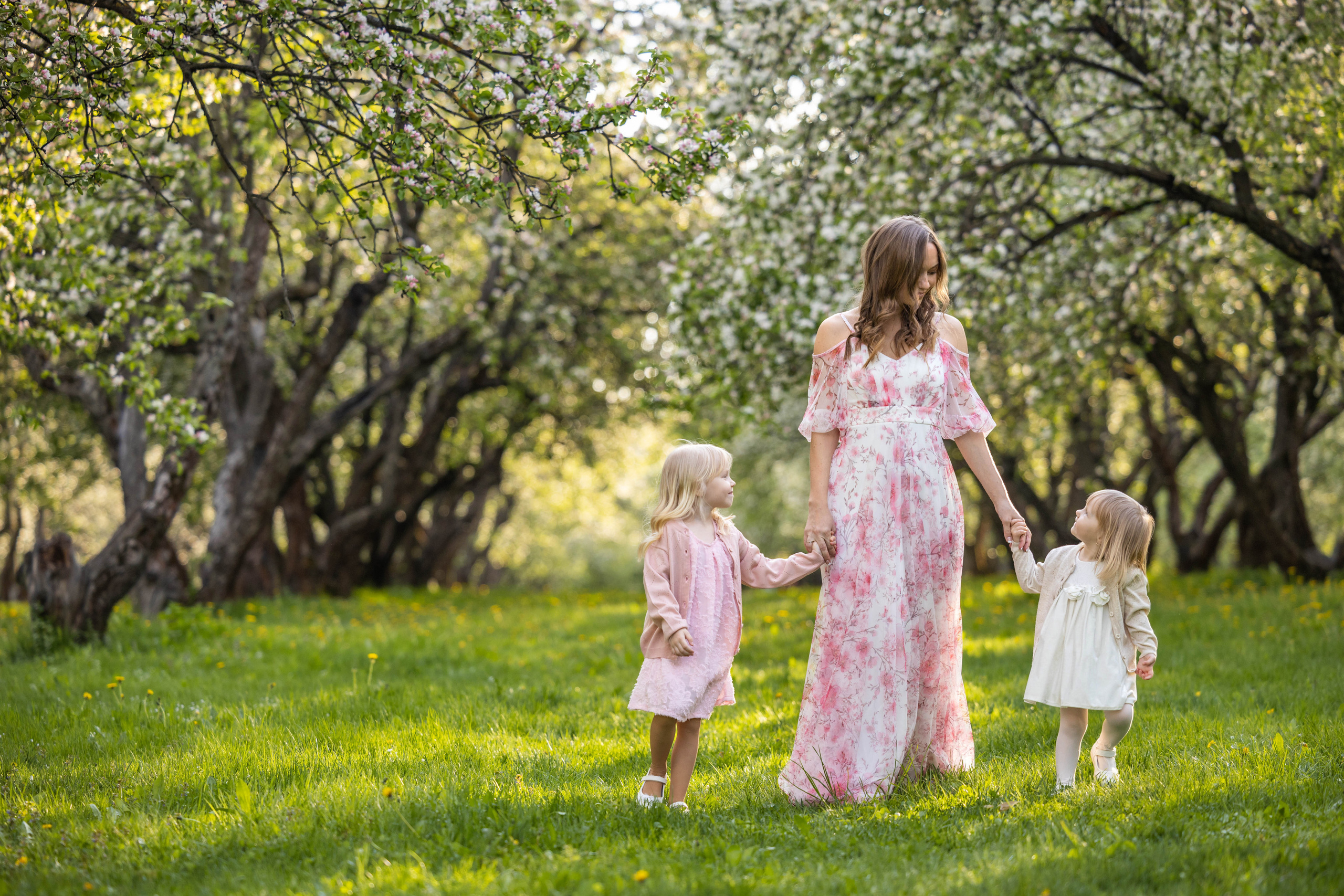 Детская фотосессия в цветущих садах.
