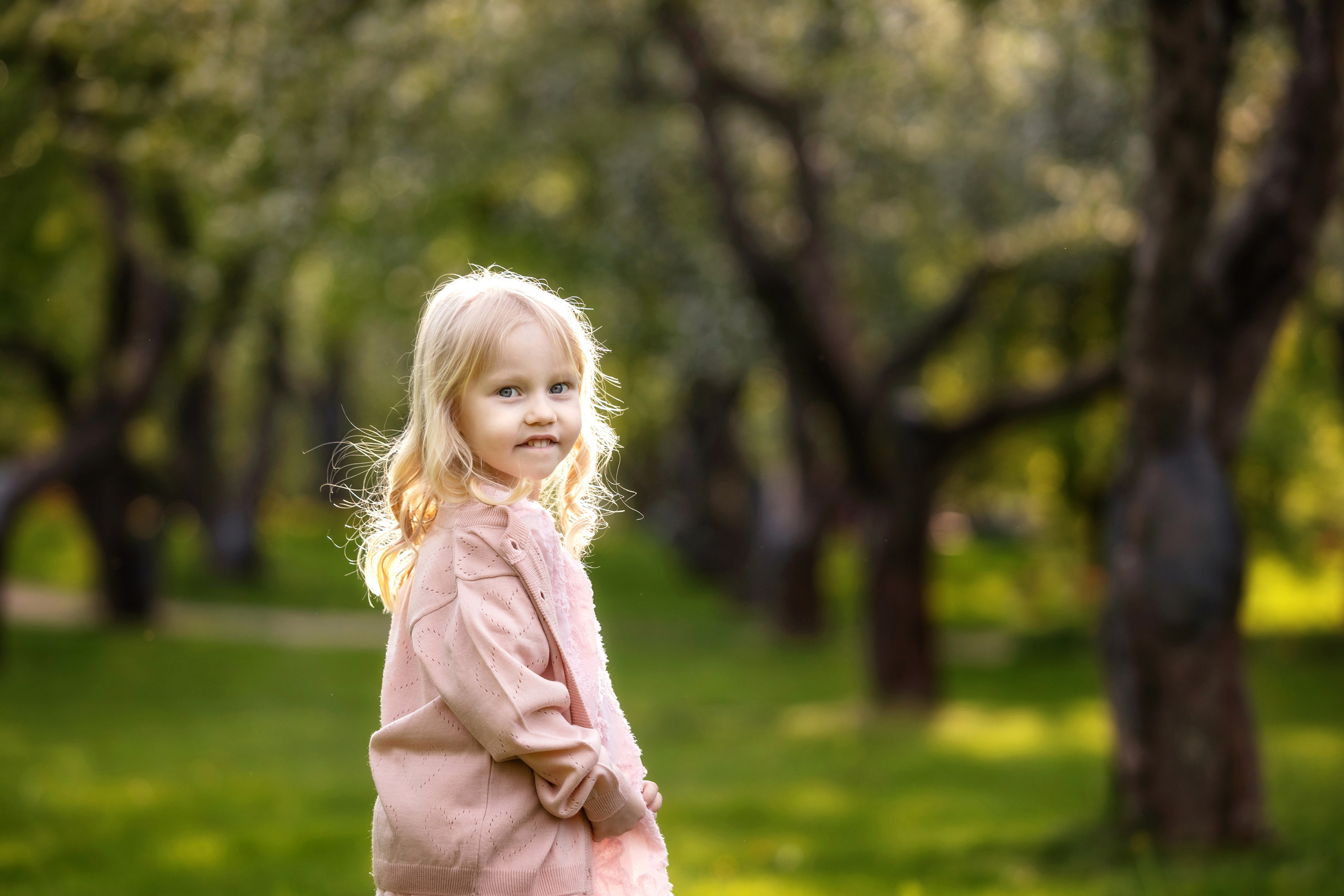 Детская фотосессия в цветущих садах