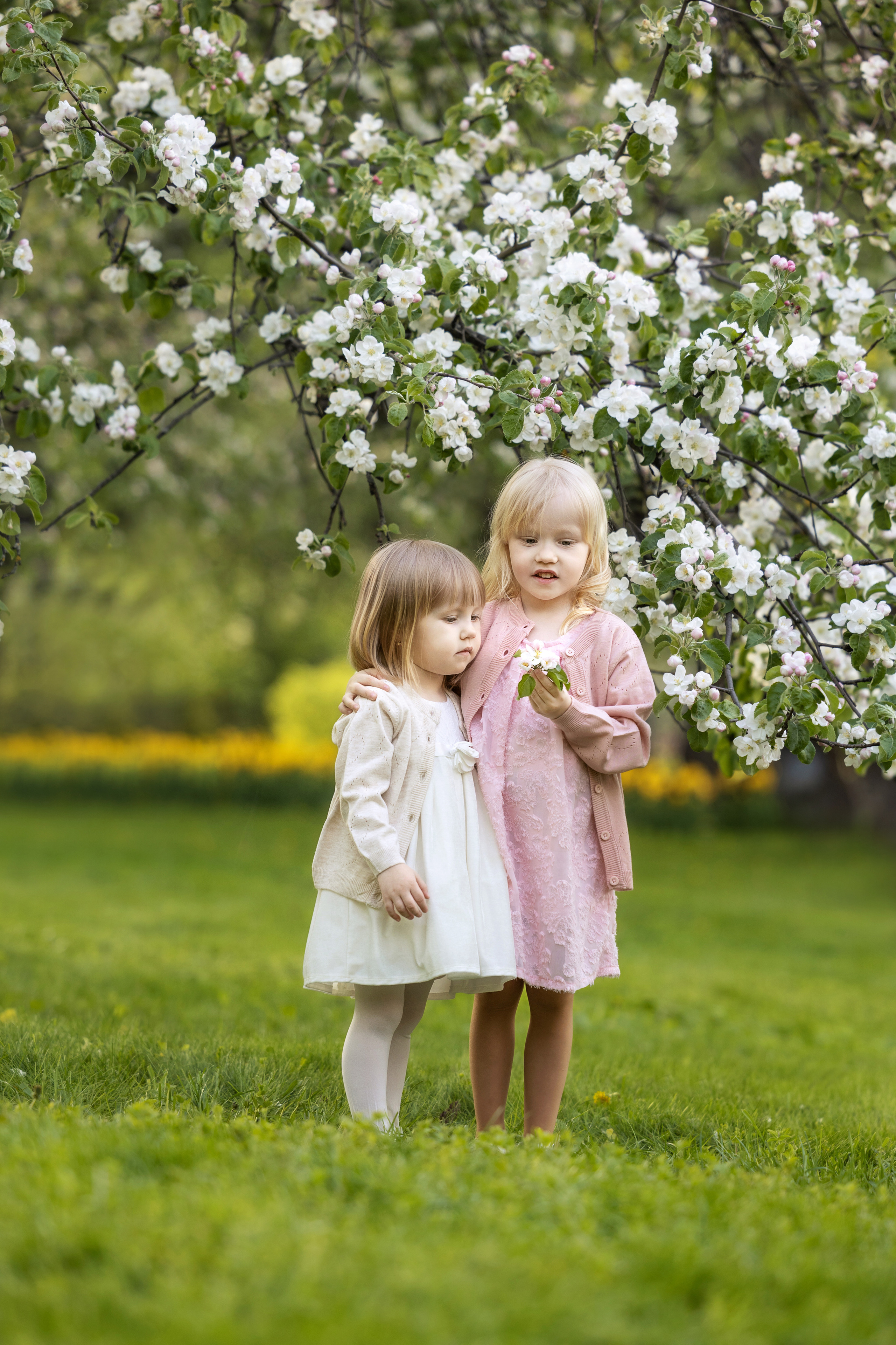 Детская фотосессия в цветущих садах.